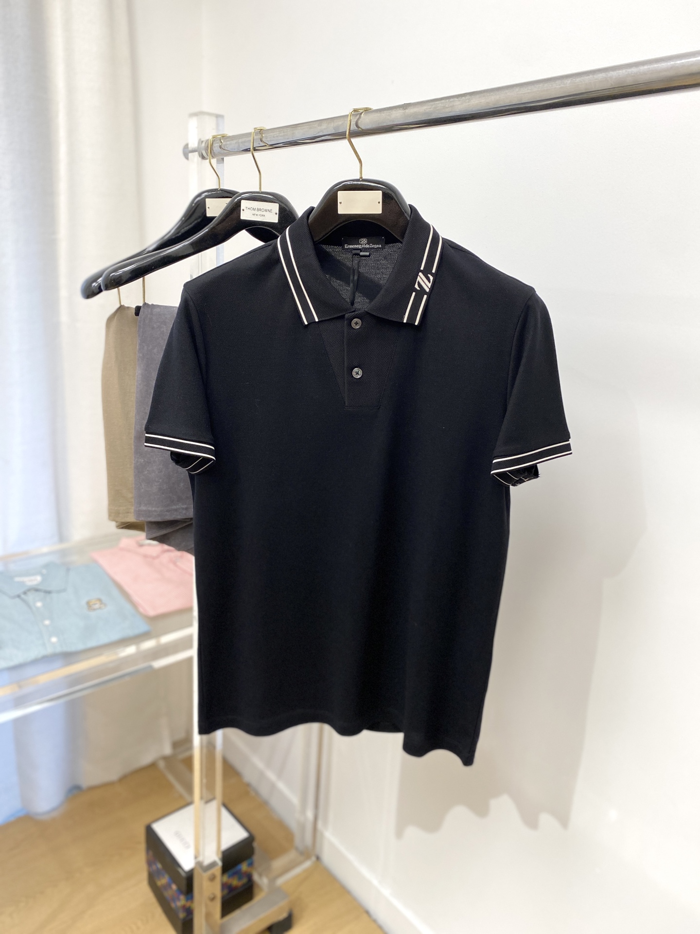 NO:145893,Zenia, the latest short-sleeved T-shirt in 2025, handsome and fashionable, collar top-woven letter logo, simple and versatile style. Fabric cotton is not only crisp, maintains a fashionable silhouette, but also comfortable to wear, and the yarn is more delicate, the number M-3XL, zegna, T-shirt, tees, t-shirt, alexander wang19860909杰尼亚、2025最新款短袖T恤,帅气时尚,衣领顶织字母logo,简约百搭款.面料棉 不仅挺括,保持潮流的廓形,又穿着舒适,纱织更细腻,码数M-3XL,,zegna,T-shirt,tees，t-shirt,alexander wang,Men's clothing