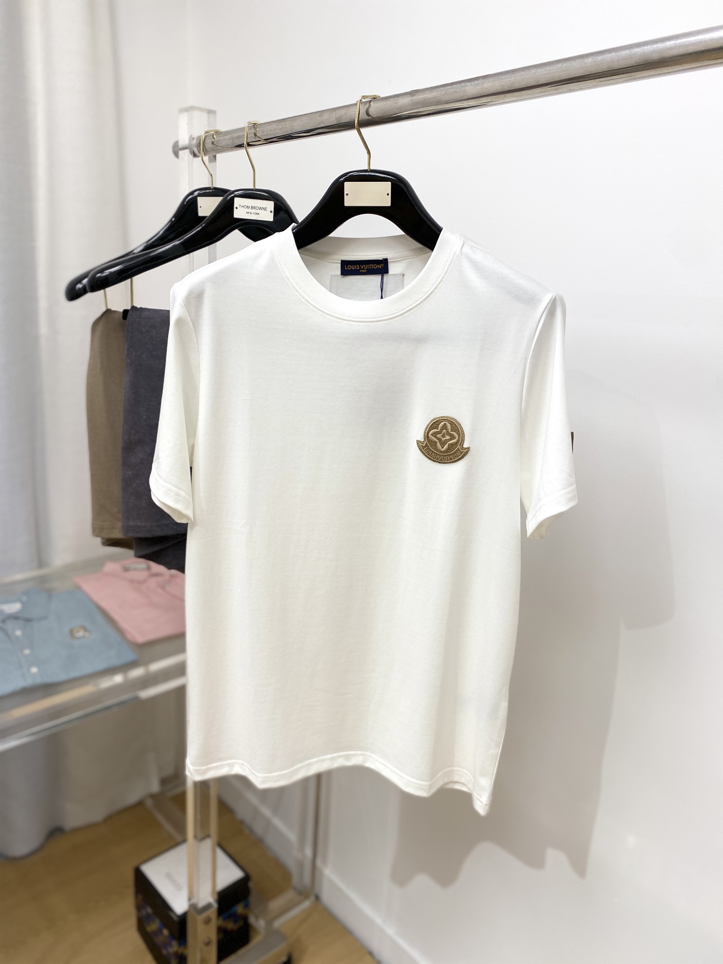 NO:145858,Louis Vuitton, the latest short-sleeved T-shirt in 2025, handsome and fashionable, chest embroidered decorative pattern letter logo, simple and versatile style. Fabric cotton is not only crisp, maintains a fashionable silhouette, but also comfortable to wear, and the yarn is more delicate, S-XXL,,louis vuitton, T-shirt,tees, t-shirt,alexander wang19860909路易威登、2025最新款短袖T恤,帅气时尚,胸前刺绣装饰图案字母logo,简约百搭款.面料棉 不仅挺括,保持潮流的廓形,又穿着舒适,纱织更细腻,码数S-XXL,,louis vuitton,T-shirt,tees，t-shirt,alexander wang,Men's clothing