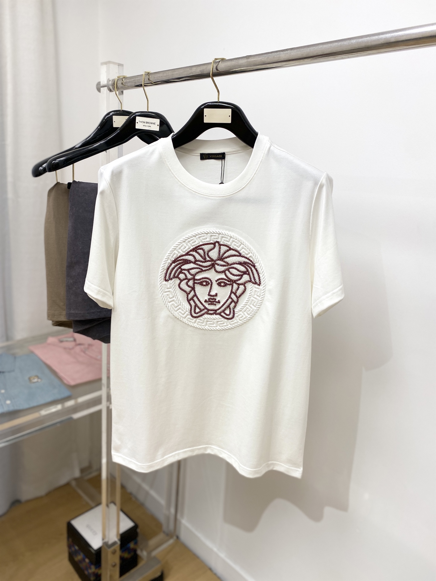 NO:145854,Versace, the latest short-sleeved T-shirt in 2025, handsome and fashionable, chest embroidered decorative pattern logo, simple and versatile style. Fabric cotton is not only crisp, maintains a fashionable silhouette, but also comfortable to wear, and the yarn is more delicate, S-XXL, versace, T-shirt, tees, t-shirt, alexander wang19860909范思哲、2025最新款短袖T恤,帅气时尚,胸前刺绣装饰图案logo,简约百搭款.面料棉 不仅挺括,保持潮流的廓形,又穿着舒适,纱织更细腻,码数S-XXL,,versace,T-shirt,tees，t-shirt,alexander wang,Men's clothing