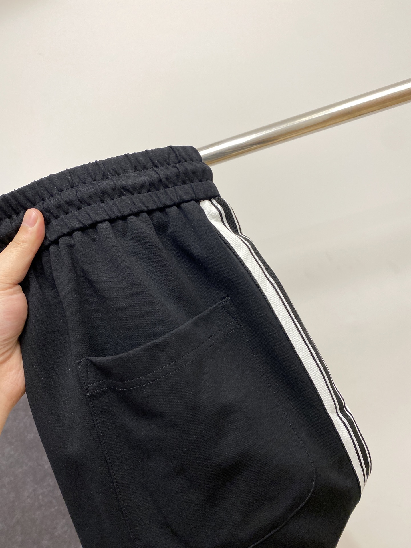 NO:145897,LV, 2025 hot casual pants, high elasticity and slimming, simple and versatile, with fine workmanship, every needle can be seen attentively. Many celebrities and internet celebrities love the most, lengthen their body proportions!  Micro-spin ^_^Comfortable fabric Details size M- XXXL,,louis vuitton,alexander wang19860909LV、2025爆款休闲裤 高弹显瘦必爆简约百搭爆款,做工精细,每一针都看得到用心,超多明星网红最爱 拉长身材比例哦！微弹 ^_^舒适面料 细节体码数M- XXXL,,louis vuitton,alexander wang,Men's clothing