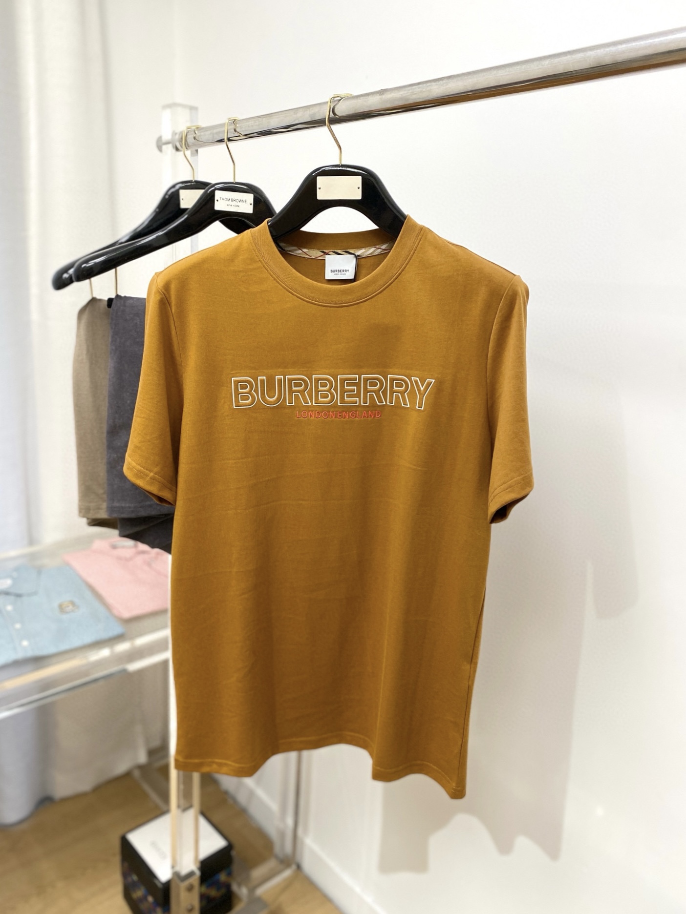 NO:145904,Burberry, the latest short-sleeved T-shirt in 2025, handsome and fashionable, with embroidered letter logo on the chest, simple and versatile style. The fabric cotton is not only crisp, maintains the trendy silhouette, but also comfortable to wear, and the yarn is more delicate, S-XXL, burberry, T-shirt, tees, t-shirt, alexander wang19860909巴宝莉、2025最新款短袖T恤,帅气时尚,胸前凹凸印胶刺绣字母logo,简约百搭款.面料棉 不仅挺括,保持潮流的廓形,又穿着舒适,纱织更细腻,码数S-XXL,,burberry,T-shirt,tees，t-shirt,alexander wang,Men's clothing
