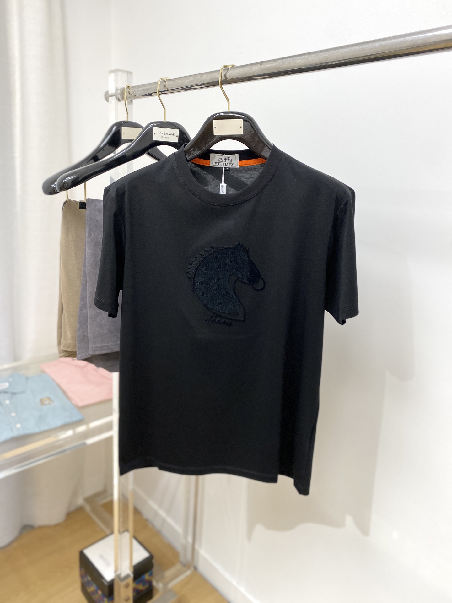 NO:160771,Hermes, the latest short-sleeved T-shirt in 2025, handsome and fashionable, top-level fixed-woven pattern logo on the chest, simple and versatile style. The fabric cotton is not only crisp, maintains the trendy silhouette, but also comfortable to wear, and the yarn is more delicate, the number M-3XL, hermes, T-shirt,tees, t-shirt,alexander wang19860909爱马仕、2025最新款短袖T恤,帅气时尚,胸前顶级定织图案logo,简约百搭款.面料棉 不仅挺括,保持潮流的廓形,又穿着舒适,纱织更细腻,码数M-3XL,,hermes,T-shirt,tees，t-shirt,alexander wang,Men's clothing