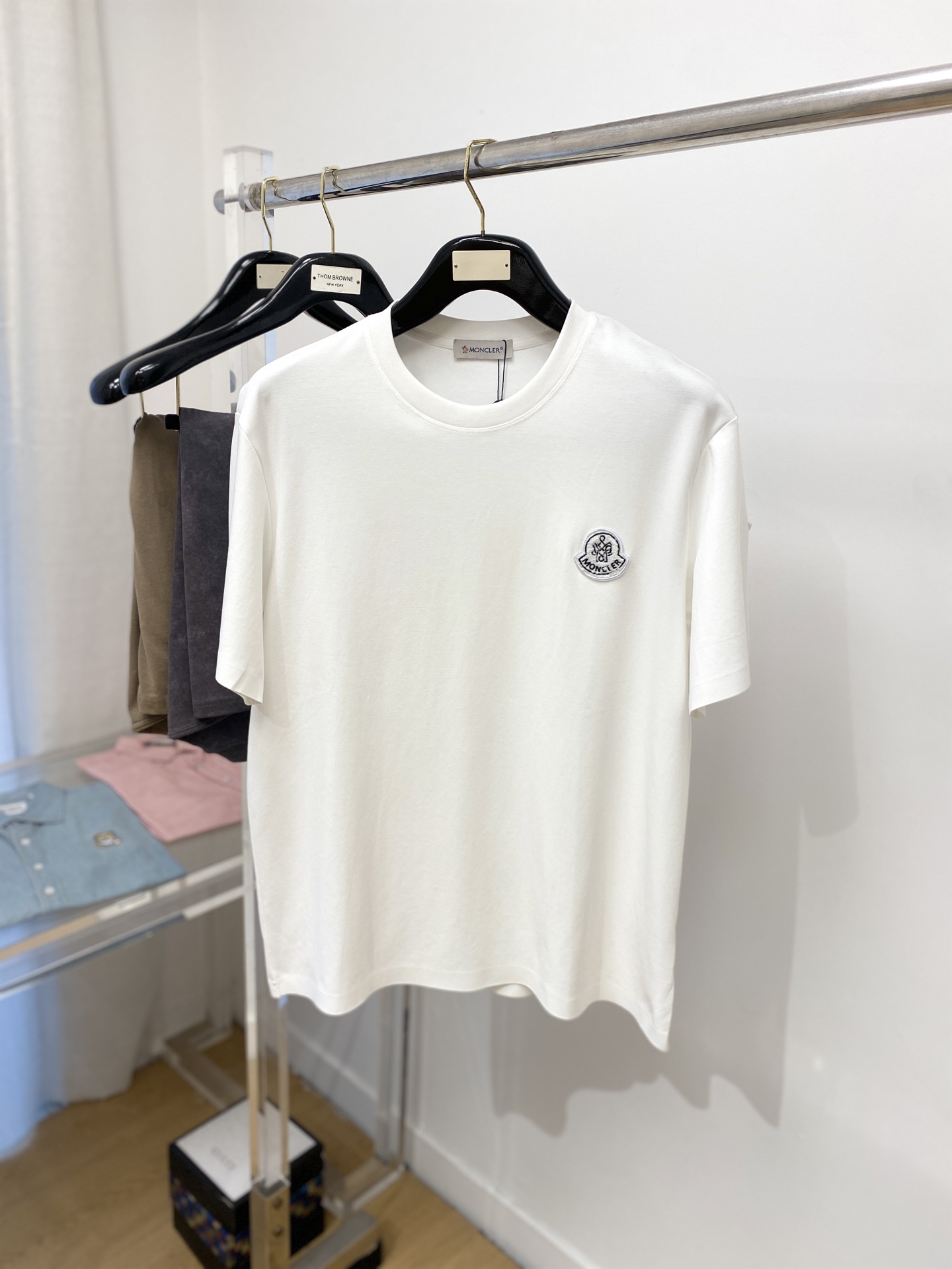 NO:160765,The latest short-sleeved T-shirt in 2025, handsome and fashionable, chest embroidered decorative pattern logo, simple and versatile style. The fabric cotton is not only crisp, maintains the trendy silhouette, but also comfortable to wear, and the yarn is more delicate, the number of sizes L-3XL, Moncler, T-shirt,tees, t-shirt,alexander wang19860909蒙口、2025最新款短袖T恤,帅气时尚,胸前刺绣装饰图案logo,简约百搭款.面料棉 不仅挺括,保持潮流的廓形,又穿着舒适,纱织更细腻,码数L-3XL,,Moncler,T-shirt,tees，t-shirt,alexander wang,Men's clothing