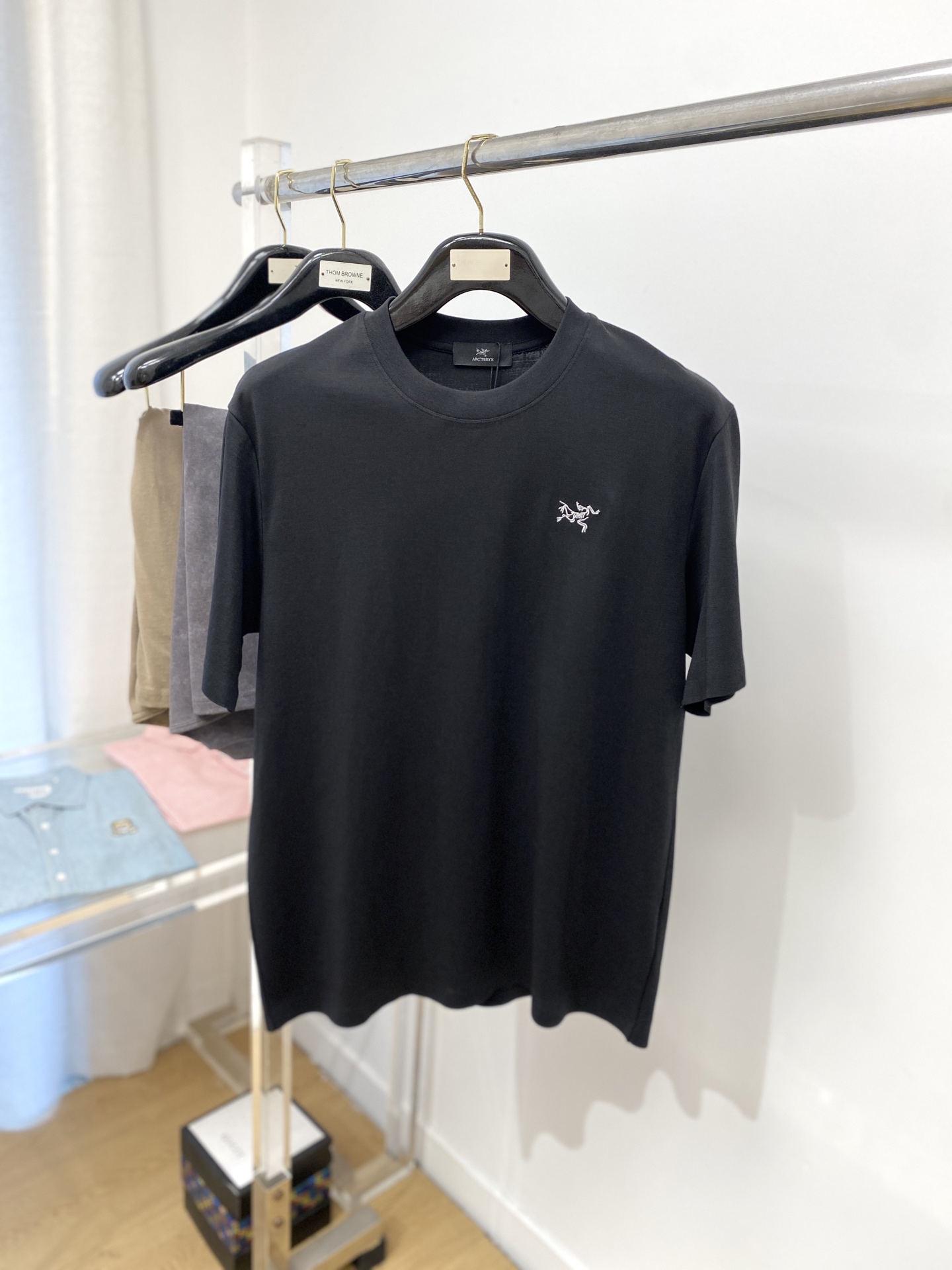 NO:154942,Archaeoptera Bird, the latest short-sleeved T-shirt in 2025, handsome and fashionable, exquisite embroidered pattern logo on the chest, simple and versatile style. The fabric cotton is not only crisp, maintains the trendy silhouette, but also comfortable to wear, and the yarn is more delicate, the number of digits L-4XL, arc'teryx, T-shirt,tees, t-shirt, alexander wang19860909始祖鸟、2025最新款短袖T恤,帅气时尚,胸前精致刺绣图案logo,简约百搭款.面料棉 不仅挺括,保持潮流的廓形,又穿着舒适,纱织更细腻,码数L-4XL,arc'teryx,T-shirt,tees，t-shirt,alexander wang,Men's clothing