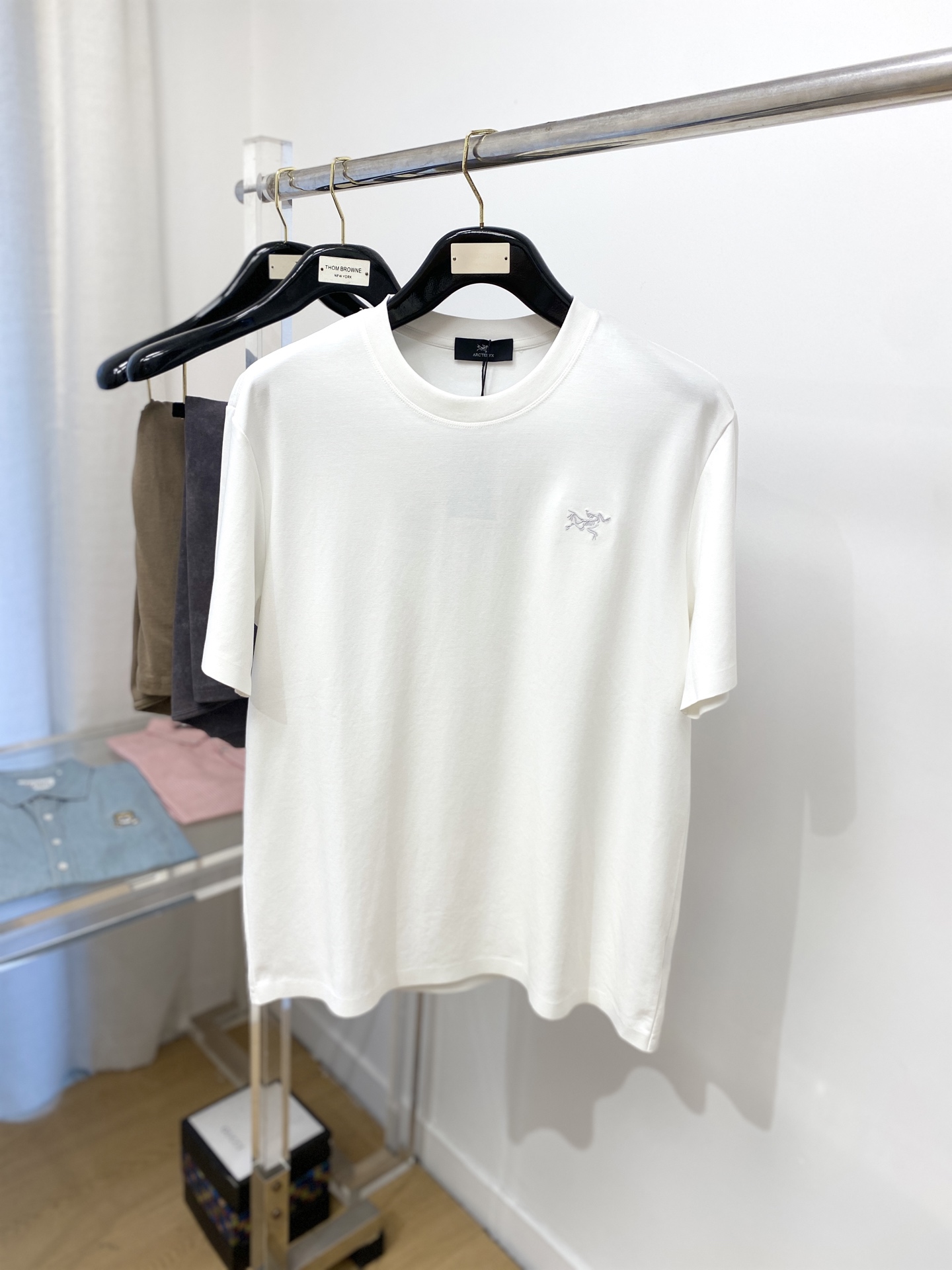 NO:154975,Archaeoptera Bird, the latest short-sleeved T-shirt in 2025, handsome and fashionable, exquisite embroidered pattern logo on the chest, simple and versatile style. The fabric cotton is not only crisp, maintains the trendy silhouette, but also comfortable to wear, and the yarn is more delicate, the number of digits L-4XL, arc'teryx, T-shirt,tees, t-shirt, alexander wang19860909始祖鸟、2025最新款短袖T恤,帅气时尚,胸前精致刺绣图案logo,简约百搭款.面料棉 不仅挺括,保持潮流的廓形,又穿着舒适,纱织更细腻,码数L-4XL,arc'teryx,T-shirt,tees，t-shirt,alexander wang,Men's clothing