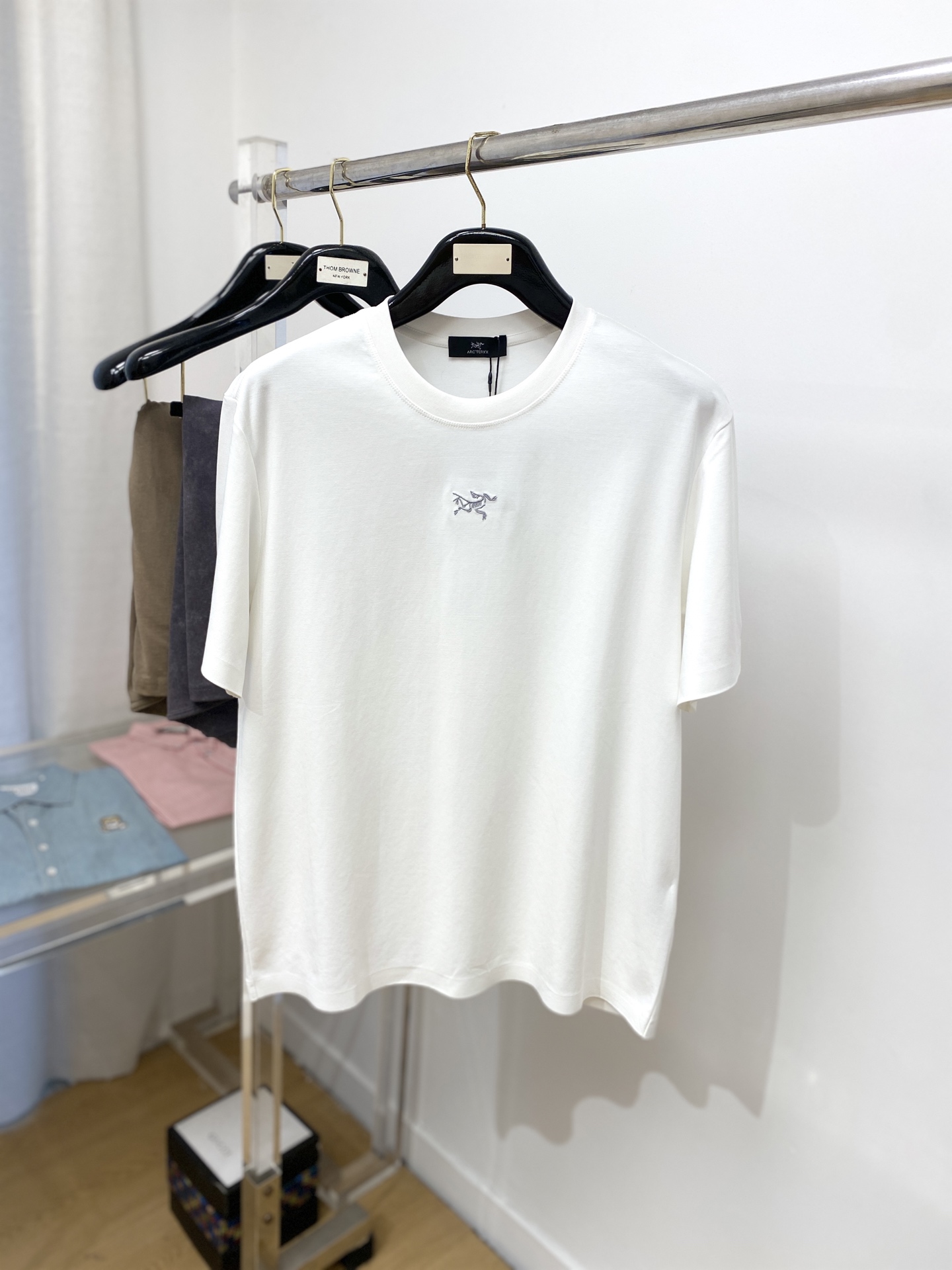 NO:154937,Archaeoptera Bird, the latest short-sleeved T-shirt in 2025, handsome and fashionable, exquisite embroidered pattern logo on the chest, simple and versatile style. The fabric cotton is not only crisp, maintains the trendy silhouette, but also comfortable to wear, and the yarn is more delicate, the number of digits L-4XL, arc'teryx, T-shirt,tees, t-shirt, alexander wang19860909始祖鸟、2025最新款短袖T恤,帅气时尚,胸口精致刺绣图案logo,简约百搭款.面料棉 不仅挺括,保持潮流的廓形,又穿着舒适,纱织更细腻,码数L-4XL,arc'teryx,T-shirt,tees，t-shirt,alexander wang,Men's clothing