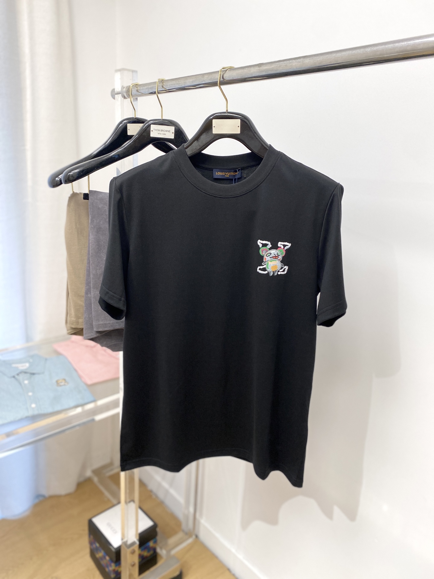 NO:148351,Louis Vuitton, the latest short-sleeved T-shirt in 2025, handsome and fashionable, top printed letter pattern logo on the chest, simple and versatile. Fabric cotton is not only crisp, maintains a fashionable silhouette, but also comfortable to wear, and the yarn is more delicate, S-XXL,,louis vuitton, T-shirt,tees, t-shirt,alexander wang19860909路易威登、2025最新款短袖T恤,帅气时尚,胸前顶级印花字母图案logo,简约百搭款.面料棉 不仅挺括,保持潮流的廓形,又穿着舒适,纱织更细腻,码数S-XXL,,louis vuitton,T-shirt,tees，t-shirt,alexander wang,Men's clothing