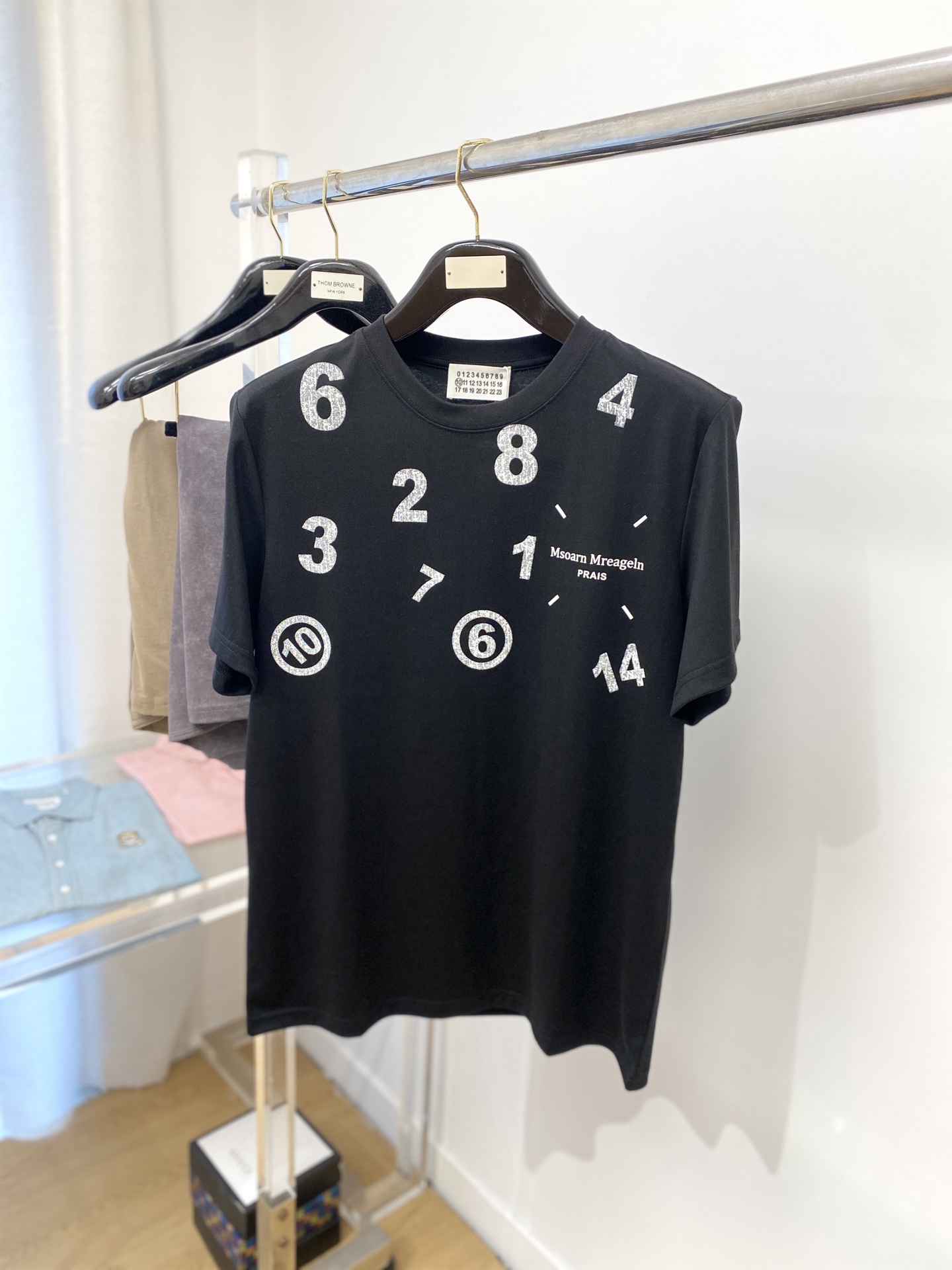 NO:148364,Magila, the latest short-sleeved T-shirt in 2025, handsome and fashionable, top printed letter logo on the chest, simple and versatile style. Fabric cotton is not only crisp, maintains a fashionable silhouette, but also comfortable to wear, and the yarn is more delicate, S-XXL,,masion magiela,T-shirt,tees,t-shirt,alexander wang19860909马吉拉、2025最新款短袖T恤,帅气时尚,胸前顶级印花字母logo,简约百搭款.面料棉 不仅挺括,保持潮流的廓形,又穿着舒适,纱织更细腻,码数S-XXL,,masion margiela,T-shirt,tees，t-shirt,alexander wang,Men's clothing