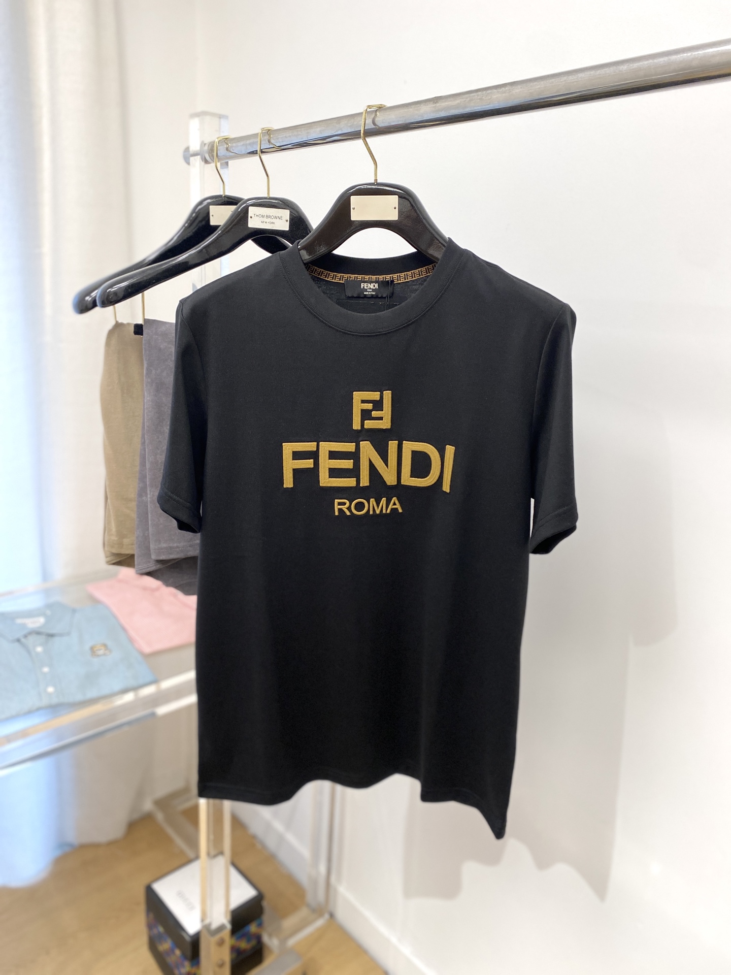 NO:148369,Fendi, the latest short-sleeved T-shirt in 2025, handsome and fashionable, exquisite embroidered letter logo on the chest, simple and versatile style. The fabric cotton is not only crisp, maintains the trendy silhouette, but also comfortable to wear, and the yarn is more delicate, S-XXL, fendi, T-shirt, tees, t-shirt, alexander wang19860909芬迪、2025最新款短袖T恤,帅气时尚,胸前精致刺绣字母logo,简约百搭款.面料棉 不仅挺括,保持潮流的廓形,又穿着舒适,纱织更细腻,码数S-XXL,,fendi,T-shirt,tees，t-shirt,alexander wang,Men's clothing