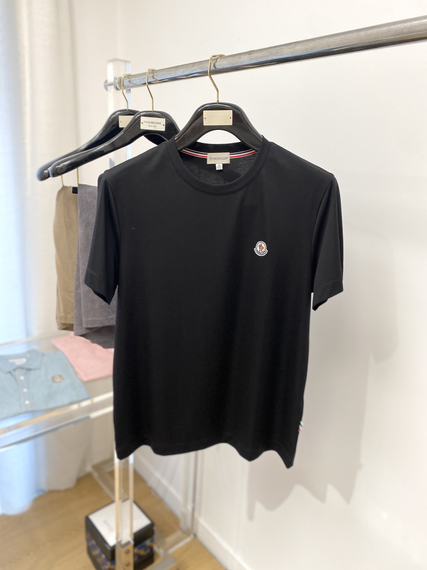 NO:148421,The latest short-sleeved T-shirt in 2025, handsome and fashionable, chest embroidered decorative pattern logo, simple and versatile style. The fabric cotton is not only crisp, maintains the trendy silhouette, but also comfortable to wear, and the yarn is more delicate, the number M-3XL, Moncler, T-shirt,tees, t-shirt,alexander wang19860909蒙口、2025最新款短袖T恤,帅气时尚,胸前刺绣装饰图案logo,简约百搭款.面料棉 不仅挺括,保持潮流的廓形,又穿着舒适,纱织更细腻,码数M-3XL,,Moncler,T-shirt,tees，t-shirt,alexander wang,Men's clothing