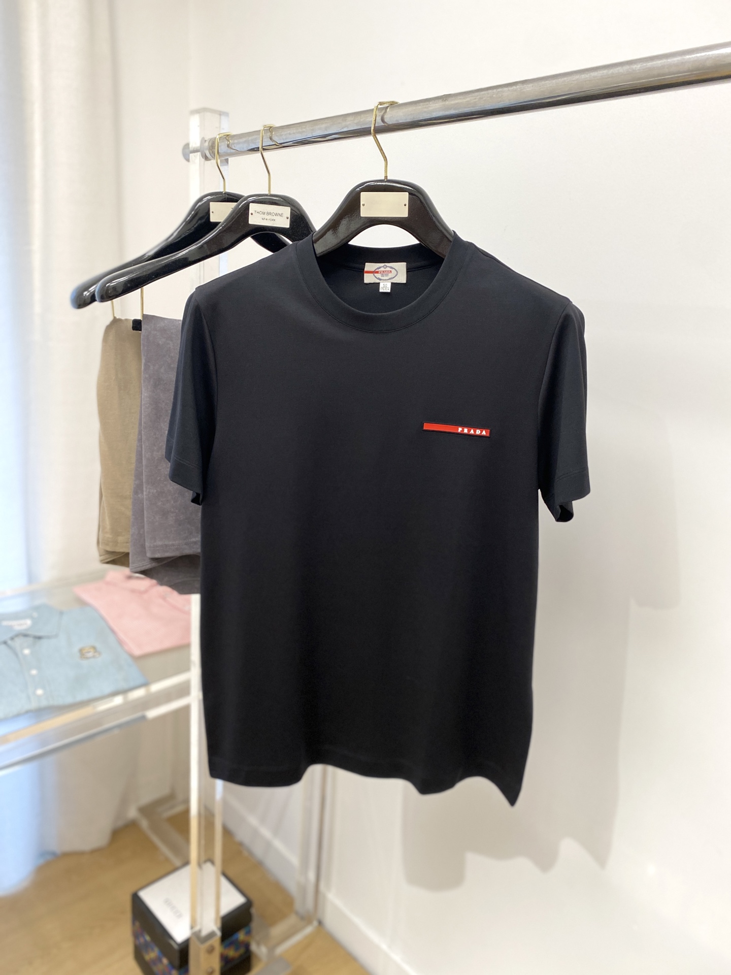 NO:148452,Prada, the latest short-sleeved T-shirt in 2025, handsome and fashionable, with bumped-printed letter logo on the chest, simple and versatile style. The fabric cotton is not only crisp, maintains the trendy silhouette, and is also comfortable to wear, with more delicate yarn. The number of codes M-3XL, prada, T-shirt,tees, t-shirt,alexander wang19860909普拉达、2025最新款短袖T恤,帅气时尚,胸前凹凸印胶字母logo,简约百搭款.面料棉 不仅挺括,保持潮流的廓形,又穿着舒适,纱织更细腻,码数M-3XL,,prada,T-shirt,tees，t-shirt,alexander wang,Men's clothing