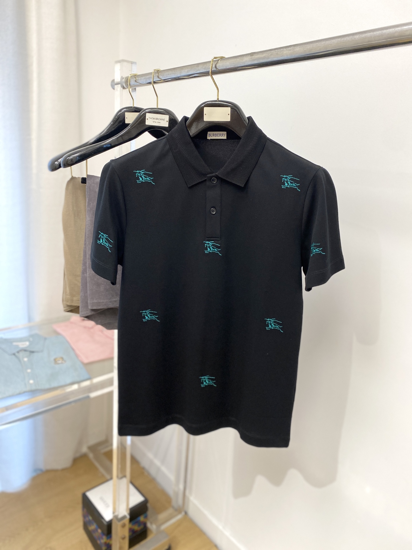 NO:148468,Burberry, the latest short-sleeved T-shirt in 2025, handsome and fashionable, top-level digital positioned embroidery pattern logo, simple and versatile. Fabric cotton is not only crisp, maintains a fashionable silhouette, but also comfortable to wear, and the yarn is more delicate, code M-3XL, burberry, T-shirt, tees, t-shirt, alexander wang19860909巴宝莉、2025最新款短袖T恤,帅气时尚,顶级数码定位刺绣图案logo,简约百搭款.面料棉 不仅挺括,保持潮流的廓形,又穿着舒适,纱织更细腻,码数M-3XL,,burberry,T-shirt,tees，t-shirt,alexander wang,Men's clothing