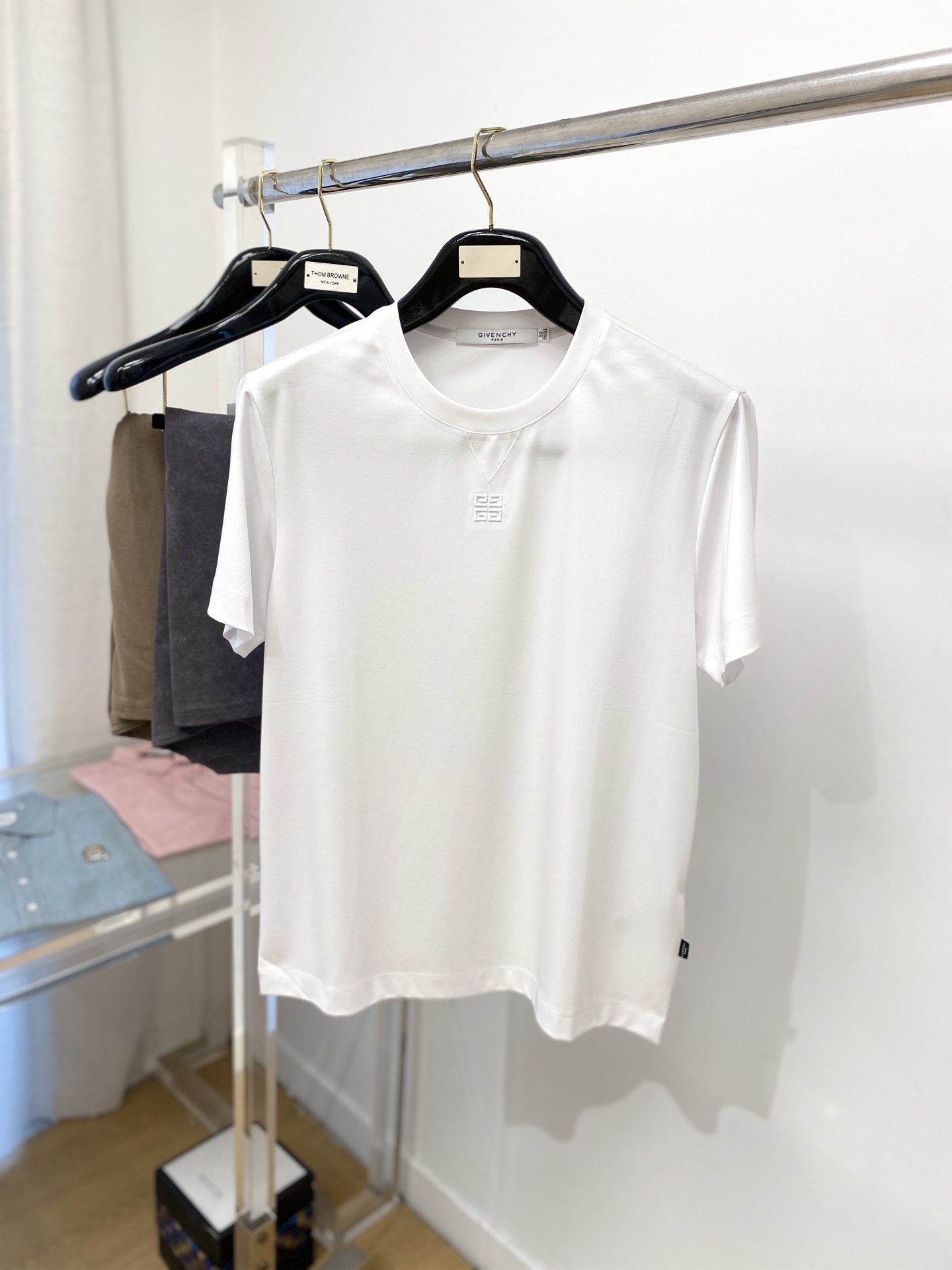 NO:148412,Givenchy, the latest short-sleeved T-shirt in 2025, handsome and fashionable, exquisite embroidered pattern logo on the chest, simple and versatile style. The fabric cotton is not only crisp, maintains the trendy silhouette, but also comfortable to wear, and the yarn is more delicate, the number M-3XL, given, T-shirt, tees, t-shirt, alexander wang19860909纪梵希、2025最新款短袖T恤,帅气时尚,胸口精致刺绣图案logo,简约百搭款.面料棉 不仅挺括,保持潮流的廓形,又穿着舒适,纱织更细腻,码数M-3XL,,givenchy,T-shirt,tees，t-shirt,alexander wang,Men's clothing