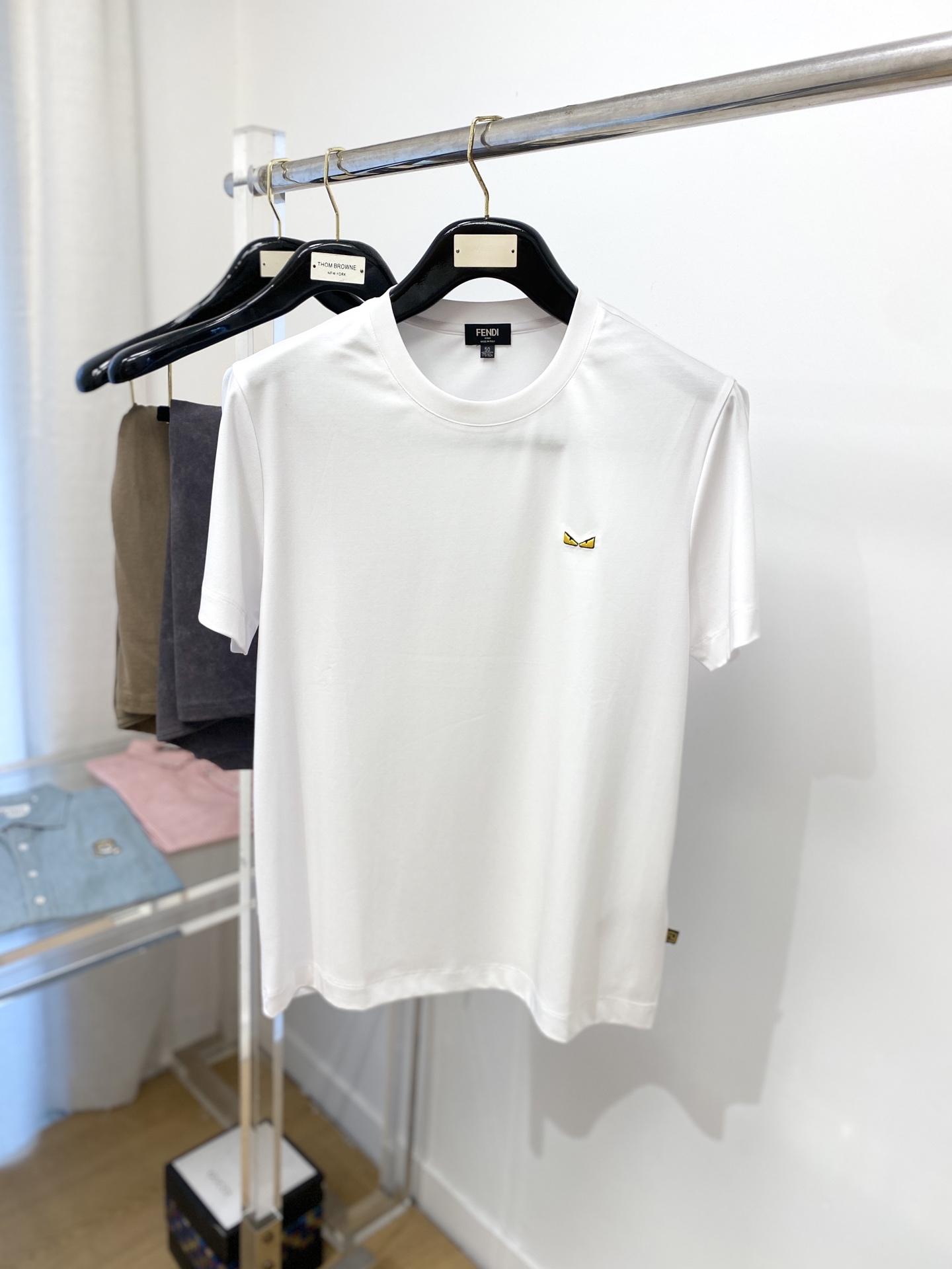 NO:148477,Fendi, the latest short-sleeved T-shirt in 2025, handsome and fashionable, exquisite embroidered pattern logo on the chest, simple and versatile style. The fabric cotton is not only crisp, maintains the trendy silhouette, and is also comfortable to wear, and the yarn is more delicate, the number M-3XL, fendi, T-shirt, tees, t-shirt, alexander wang19860909芬迪、2025最新款短袖T恤,帅气时尚,胸前精致刺绣图案logo,简约百搭款.面料棉 不仅挺括,保持潮流的廓形,又穿着舒适,纱织更细腻,码数M-3XL,,fendi,T-shirt,tees，t-shirt,alexander wang,Men's clothing