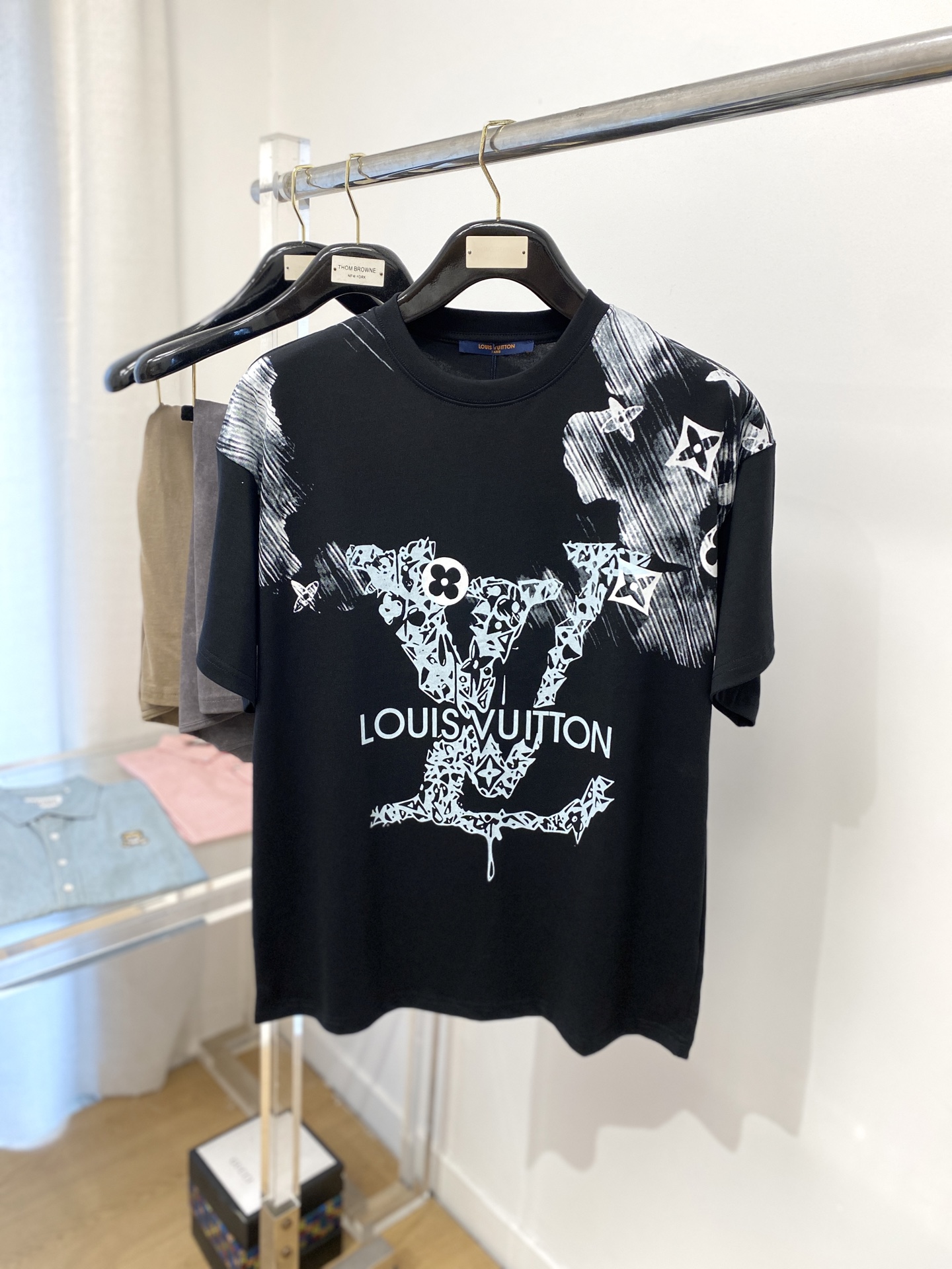 NO:148403,Louis Vuitton, the latest short-sleeved T-shirt in 2025, handsome and fashionable, top printed letter pattern logo on the chest, simple and versatile. Fabric cotton is not only crisp, maintains a fashionable silhouette, but also comfortable to wear, and the yarn is more delicate, the number of codes XS-L, louis vuitton, T-shirt, tees, t-shirt, alexander wang19860909路易威登、2025最新款短袖T恤,帅气时尚,胸前顶级印花字母图案logo,简约百搭款.面料棉 不仅挺括,保持潮流的廓形,又穿着舒适,纱织更细腻,码数XS-L,,louis vuitton,T-shirt,tees，t-shirt,alexander wang,Men's clothing