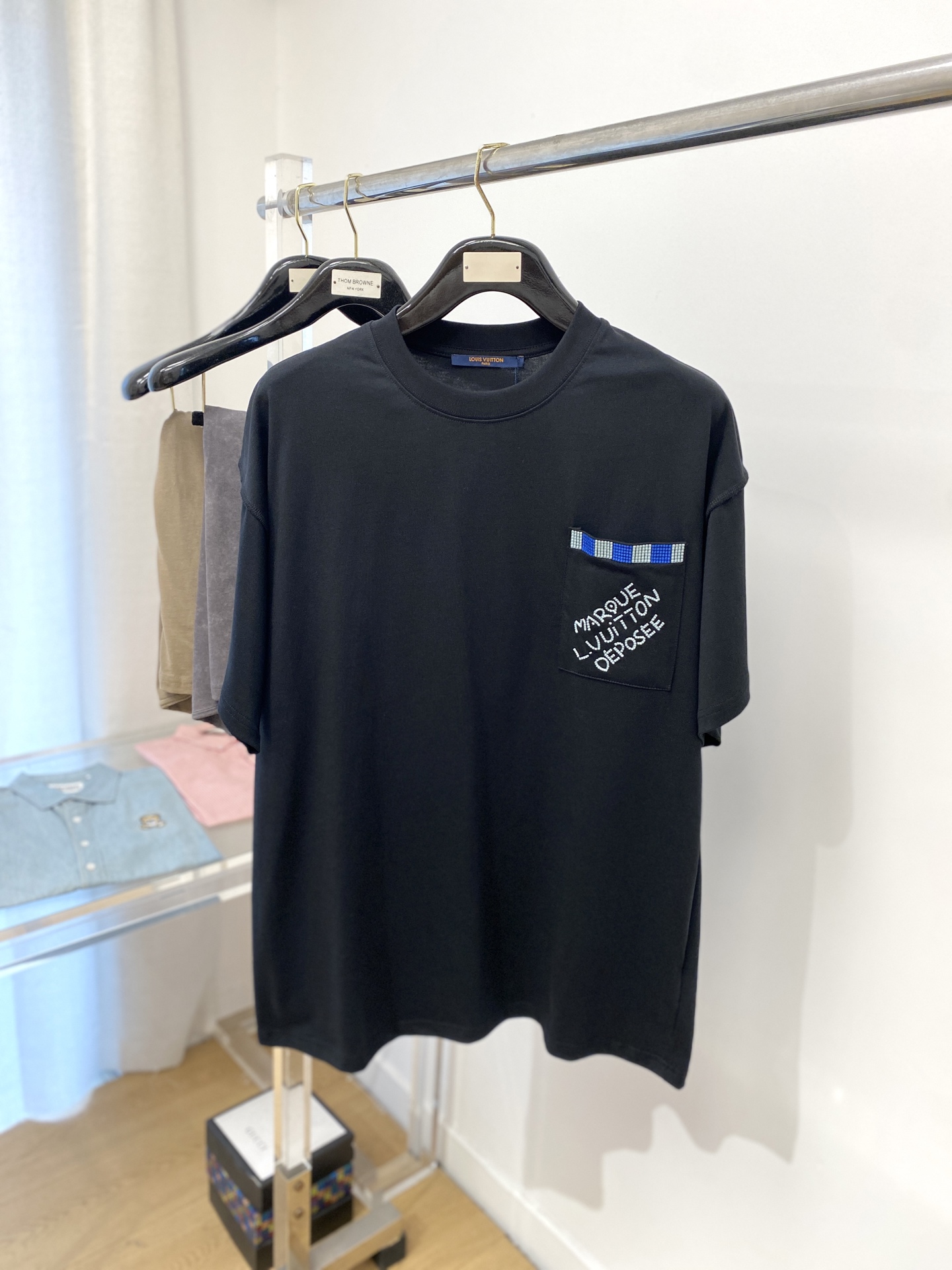 NO:148430,Louis Vuitton, the latest short-sleeved T-shirt in 2025, handsome and fashionable, exquisite embroidered letter logo on the chest, simple and versatile style. The fabric cotton is not only crisp, maintains the trendy silhouette, but also comfortable to wear, and the yarn is more delicate, the number XS-L,,louis vuitton, T-shirt,tees, t-shirt,alexander wang19860909路易威登、2025最新款短袖T恤,帅气时尚,胸前精致刺绣字母logo,简约百搭款.面料棉 不仅挺括,保持潮流的廓形,又穿着舒适,纱织更细腻,码数XS-L,,louis vuitton,T-shirt,tees，t-shirt,alexander wang,Men's clothing