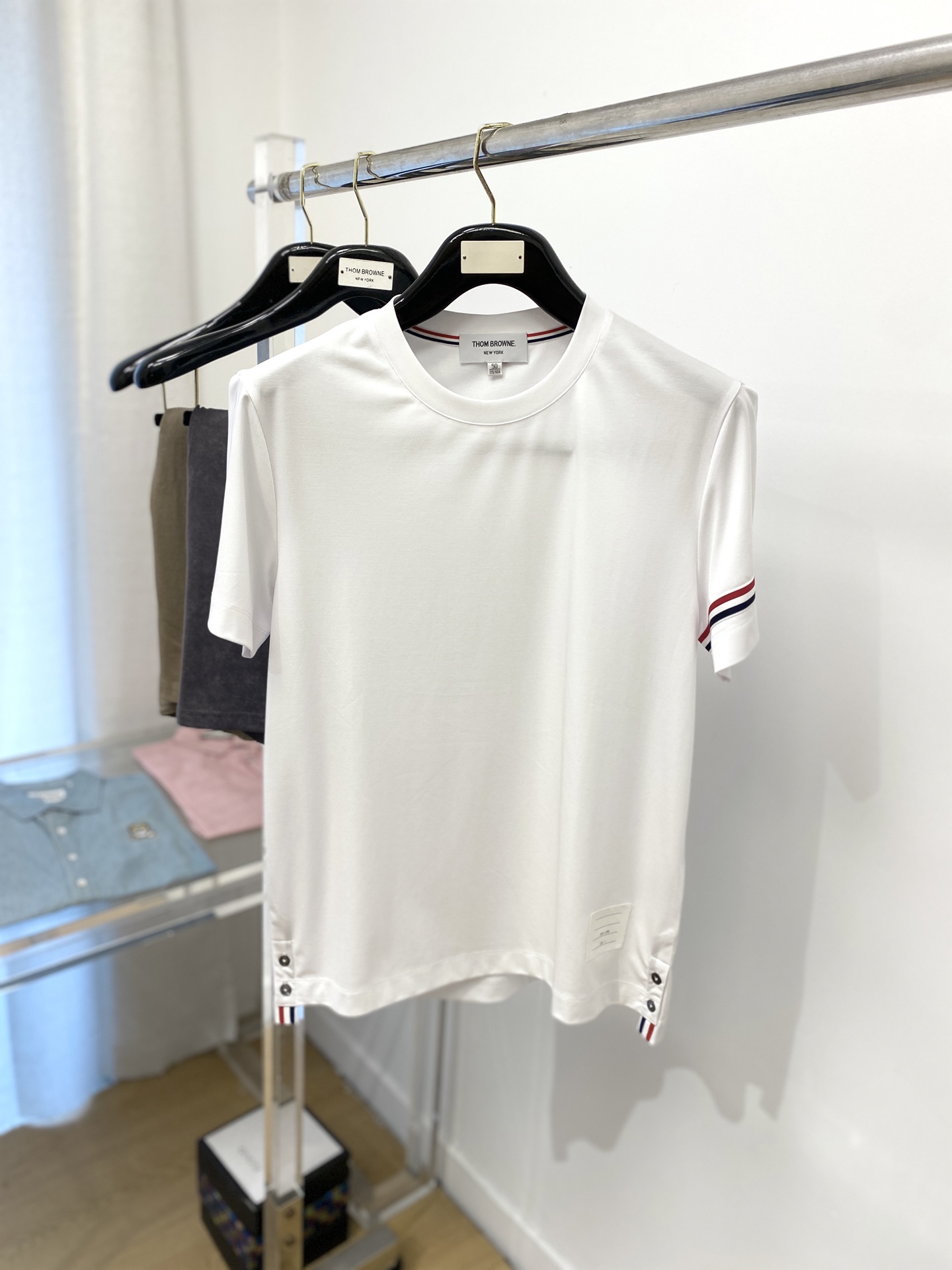 NO:160759,TB, 2025 new short-sleeved T-shirt, handsome and fashionable, embroidered webbing letter logo under the clothes, simple and versatile style. The fabric cotton is not only crisp, maintains the trendy silhouette, but also comfortable to wear, and the yarn is more delicate, the number M-3XL, T-shirt,tees, t-shirt,alexander wang19860909TB、2025新品短袖T恤,帅气时尚,衣下刺绣织带字母logo,简约百搭款.面料棉 不仅挺括,保持潮流的廓形,又穿着舒适,纱织更细腻,码数M-3XL,,T-shirt,tees，t-shirt,alexander wang,Men's clothing