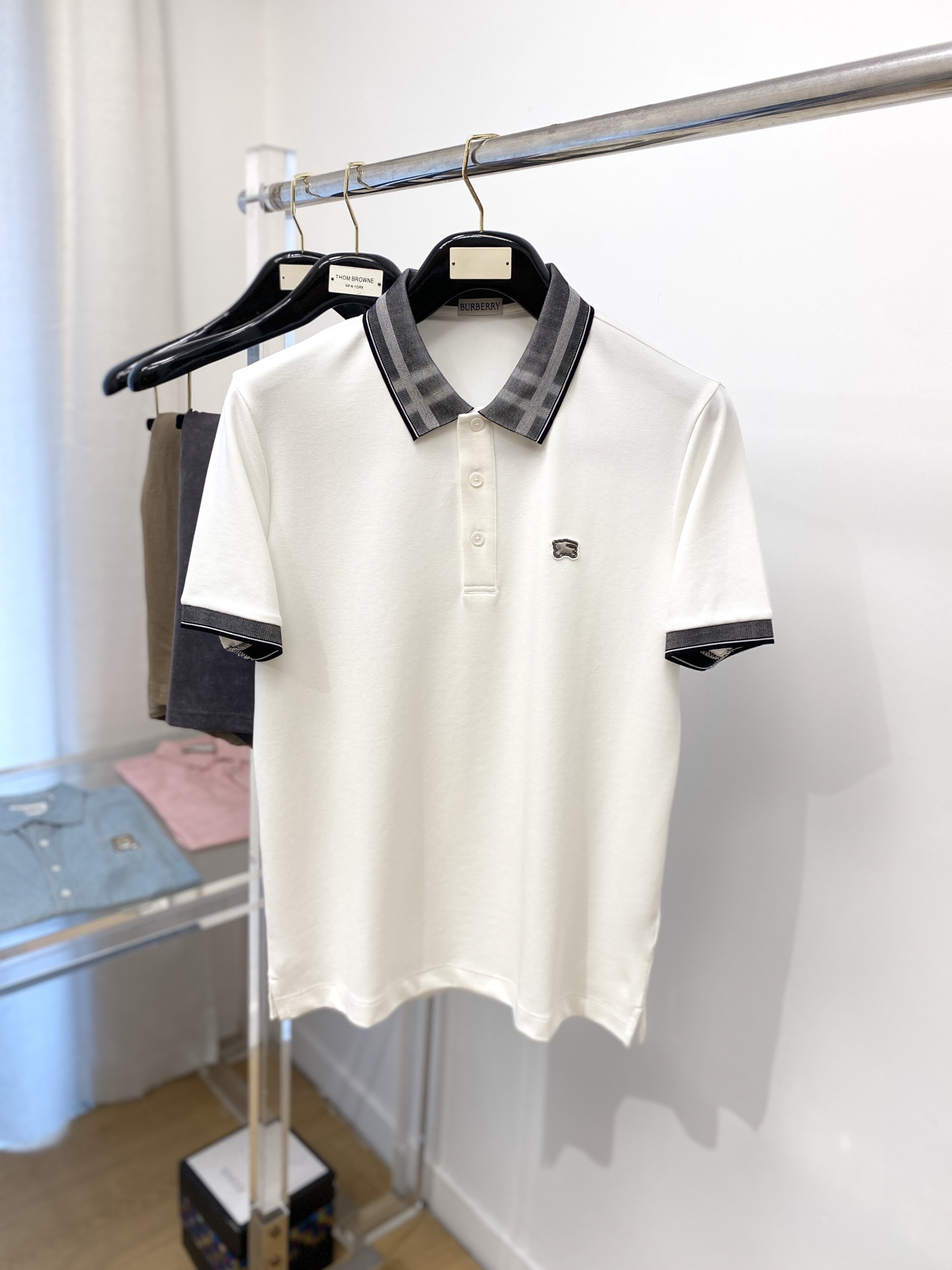 NO:160761,Burberry, 2025 new short-sleeved T-shirt, handsome and fashionable, chest embossed glue pattern logo, simple and versatile style. Fabric cotton is not only crisp, maintains a fashionable silhouette, but also comfortable to wear, and the yarn is more delicate, the number M-3XL, burberry, T-shirt, tees, t-shirt, alexander wang19860909巴宝莉、2025新品短袖T恤,帅气时尚,胸前凹凸印胶图案logo,简约百搭款.面料棉 不仅挺括,保持潮流的廓形,又穿着舒适,纱织更细腻,码数M-3XL,,burberry,T-shirt,tees，t-shirt,alexander wang,Men's clothing