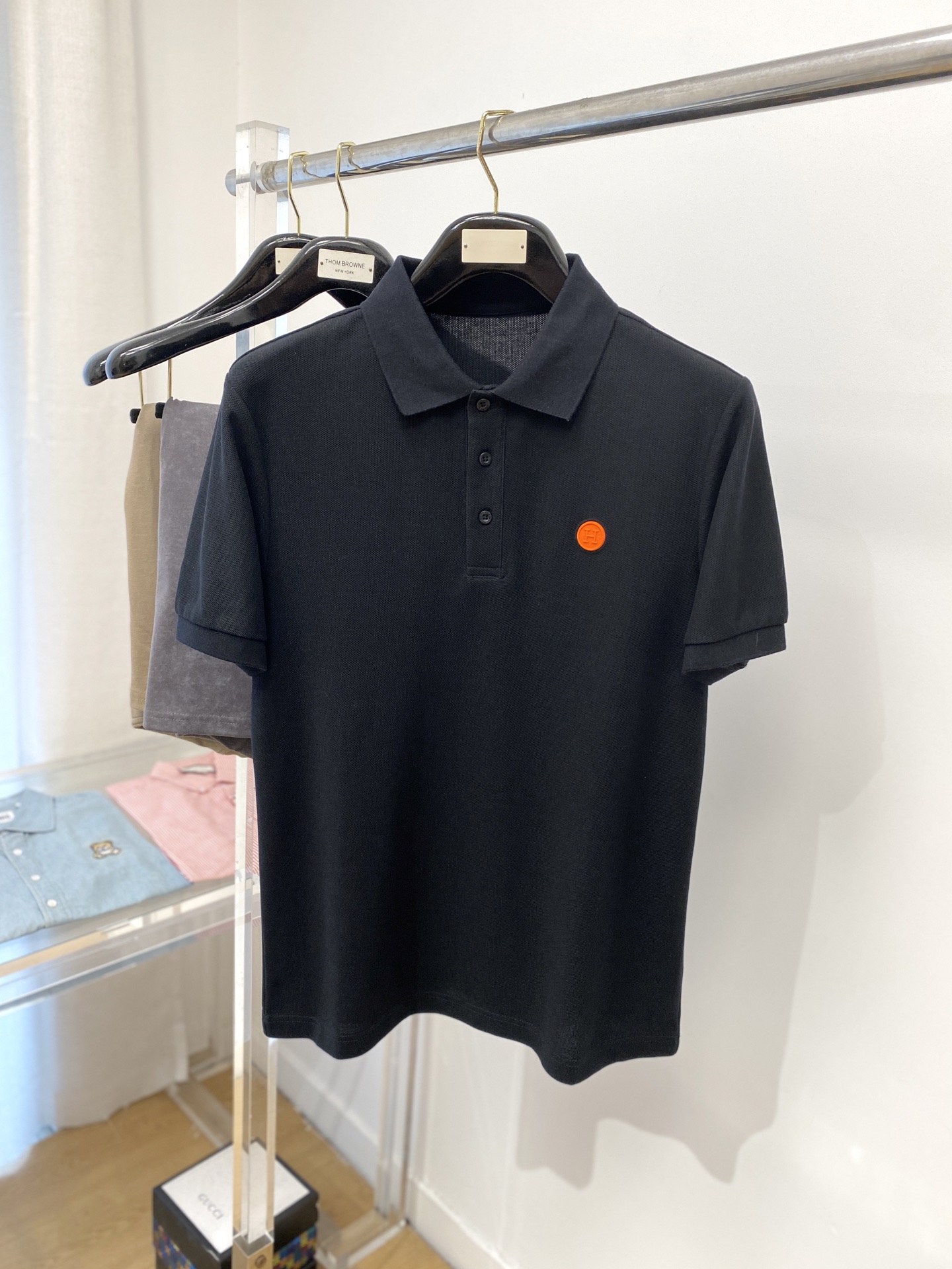 NO:160763,Hermes, 2025 new short-sleeved T-shirt, handsome and fashionable, with bump-printed sticker logo on the chest, simple and versatile style. Fabric cotton is not only crisp, maintains a fashionable silhouette, but also comfortable to wear, and the yarn is more delicate, the number M-3XL, hermes, T-shirt,tees, t-shirt,alexander wang19860909爱马仕、2025新品短袖T恤,帅气时尚,胸前凹凸印胶字母logo,简约百搭款.面料棉 不仅挺括,保持潮流的廓形,又穿着舒适,纱织更细腻,码数M-3XL,,hermes,T-shirt,tees，t-shirt,alexander wang,Men's clothing