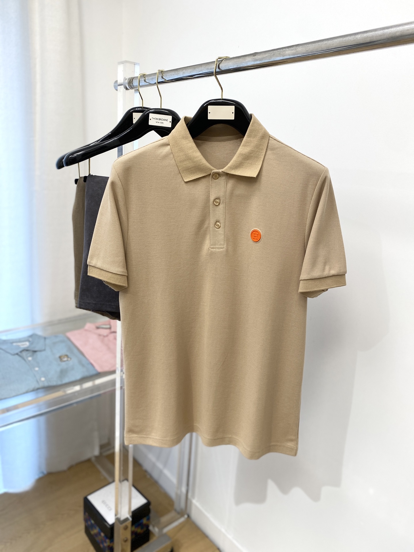 NO:160766,Hermes, 2025 new short-sleeved T-shirt, handsome and fashionable, with bump-printed sticker logo on the chest, simple and versatile style. Fabric cotton is not only crisp, maintains a fashionable silhouette, but also comfortable to wear, and the yarn is more delicate, the number M-3XL, hermes, T-shirt,tees, t-shirt,alexander wang19860909爱马仕、2025新品短袖T恤,帅气时尚,胸前凹凸印胶字母logo,简约百搭款.面料棉 不仅挺括,保持潮流的廓形,又穿着舒适,纱织更细腻,码数M-3XL,,hermes,T-shirt,tees，t-shirt,alexander wang,Men's clothing