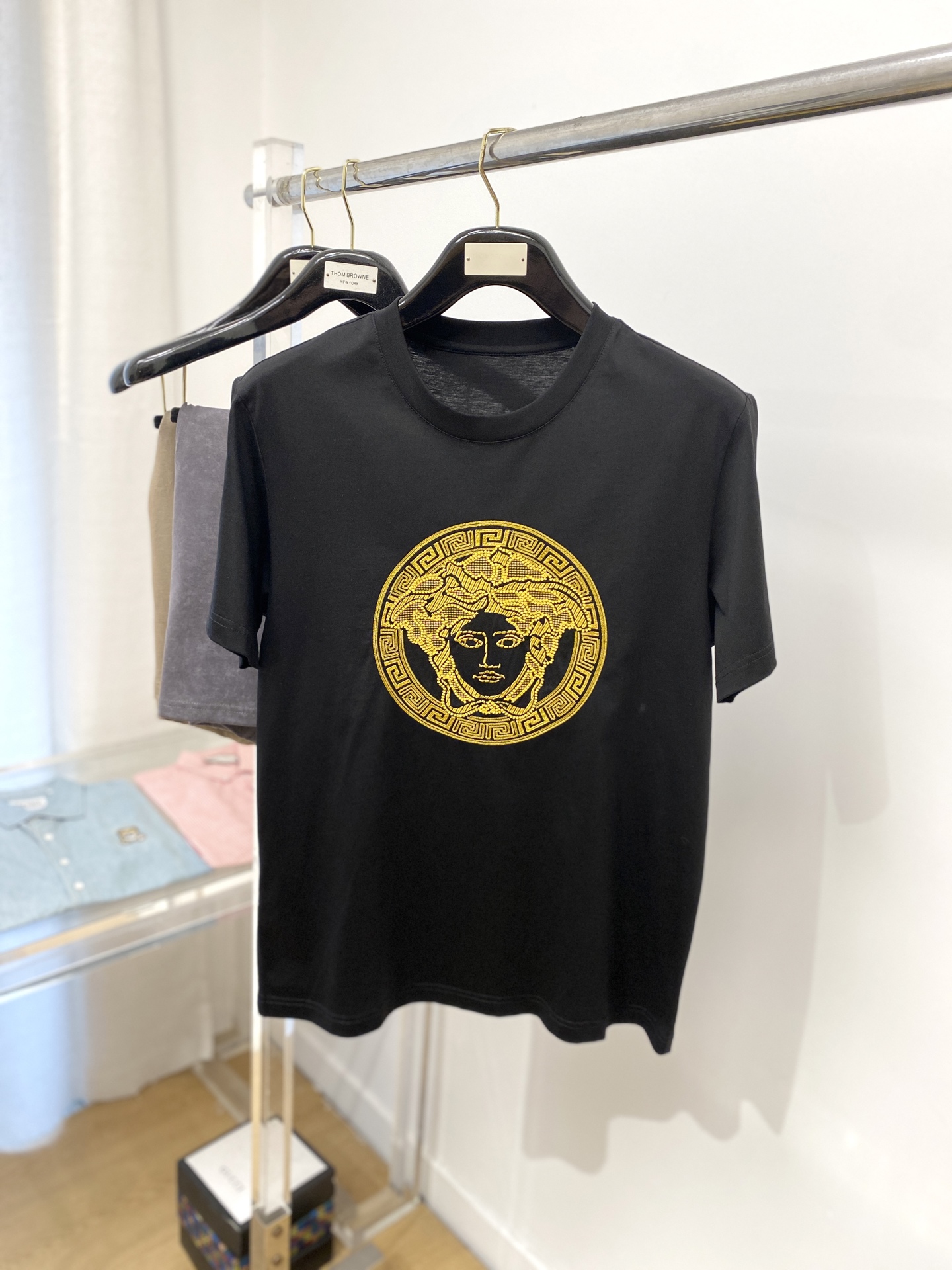 NO:160769,Versace, 2025 new short-sleeved T-shirt, handsome and fashionable, exquisite embroidered decorative pattern logo on the chest, simple and versatile style. The fabric cotton is not only crisp, maintains the trendy silhouette, but also comfortable to wear, and the yarn is more delicate, the number M-3XL, versace, T-shirt, tees, t-shirt, alexander wang19860909范思哲、2025新品短袖T恤,帅气时尚,胸前精致刺绣装饰图案logo,简约百搭款.面料棉 不仅挺括,保持潮流的廓形,又穿着舒适,纱织更细腻,码数M-3XL,,versace,T-shirt,tees，t-shirt,alexander wang,Men's clothing