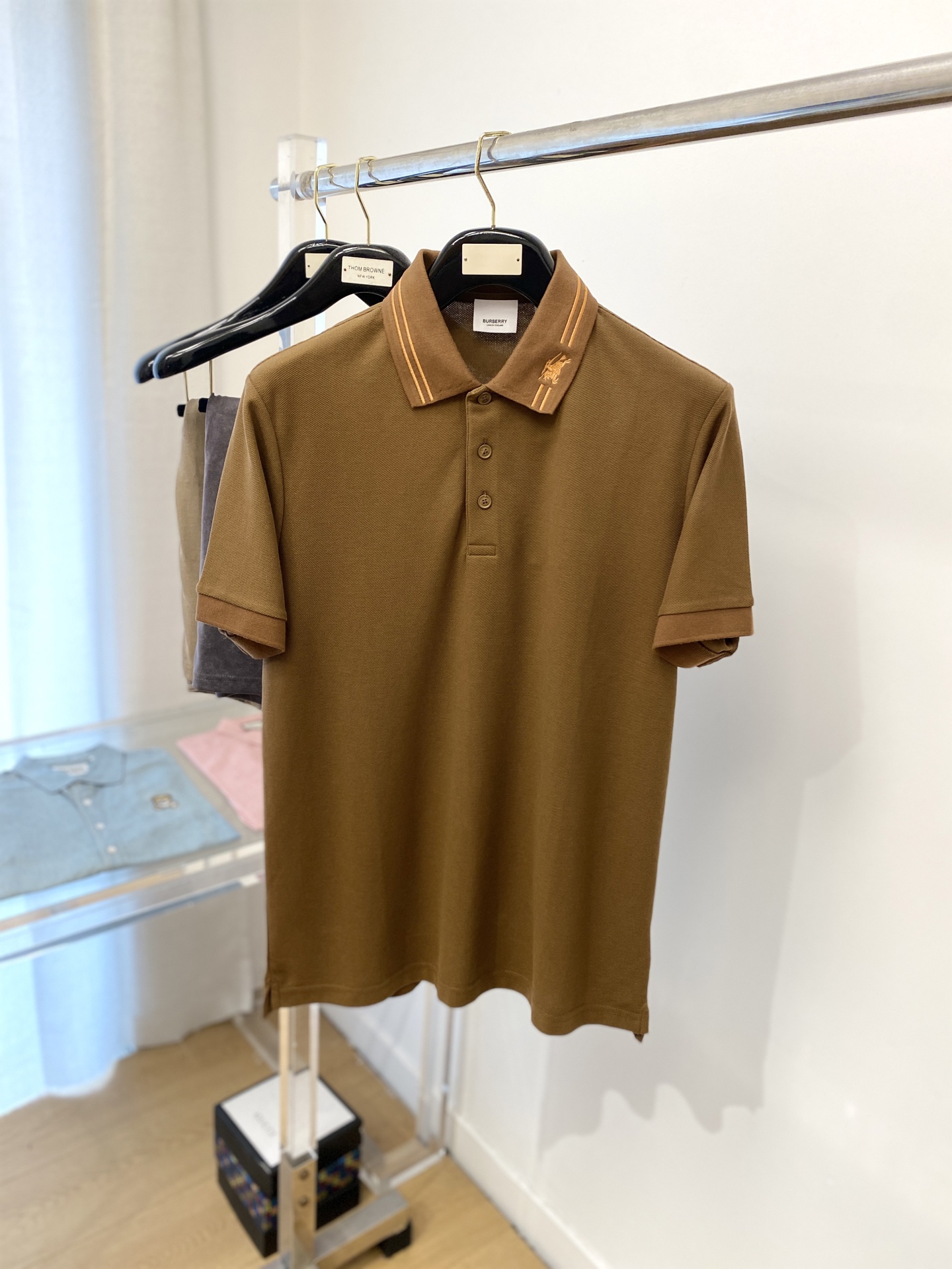 NO:152047,Burberry, 2025 new short-sleeved T-shirt, handsome and fashionable, exquisite embroidered pattern logo on the neckline, simple and versatile style. Fabric cotton is not only crisp, maintains a fashionable silhouette, but also comfortable to wear, and the yarn is more delicate, S-XL, burberry, T-shirt, tees, t-shirt, alexander wang19860909巴宝莉、2025新品短袖T恤,帅气时尚,领口精致刺绣图案logo,简约百搭款.面料棉 不仅挺括,保持潮流的廓形,又穿着舒适,纱织更细腻,码数S-XL,,burberry,T-shirt,tees，t-shirt,alexander wang,Men's clothing