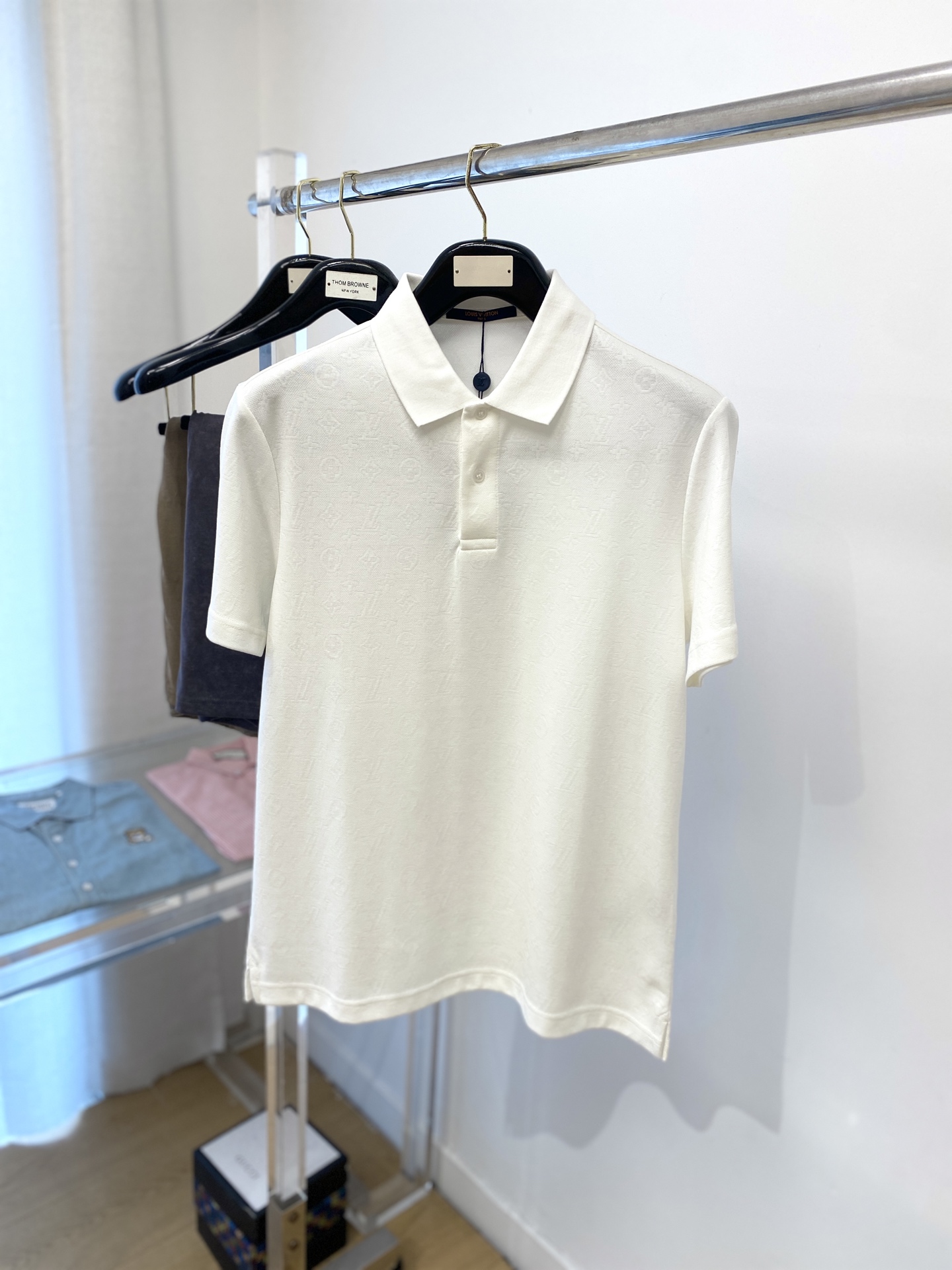 NO:152057,Louis Vuitton, 2025 new short-sleeved T-shirt, handsome and fashionable, top-level digital positioning printed dark floral pattern letter logo, simple and versatile style. Fabric cotton is not only crisp, maintains the trendy silhouette, and is comfortable to wear, and the yarn is more delicate, S-XL, louis vuitton, T-shirt, tees, t-shirt, alexander wang19860909路易威登、2025新品短袖T恤,帅气时尚,顶级数码定位印花暗花图案字母logo,简约百搭款.面料棉 不仅挺括,保持潮流的廓形,又穿着舒适,纱织更细腻,码数S-XL,,louis vuitton,T-shirt,tees，t-shirt,alexander wang,Men's clothing