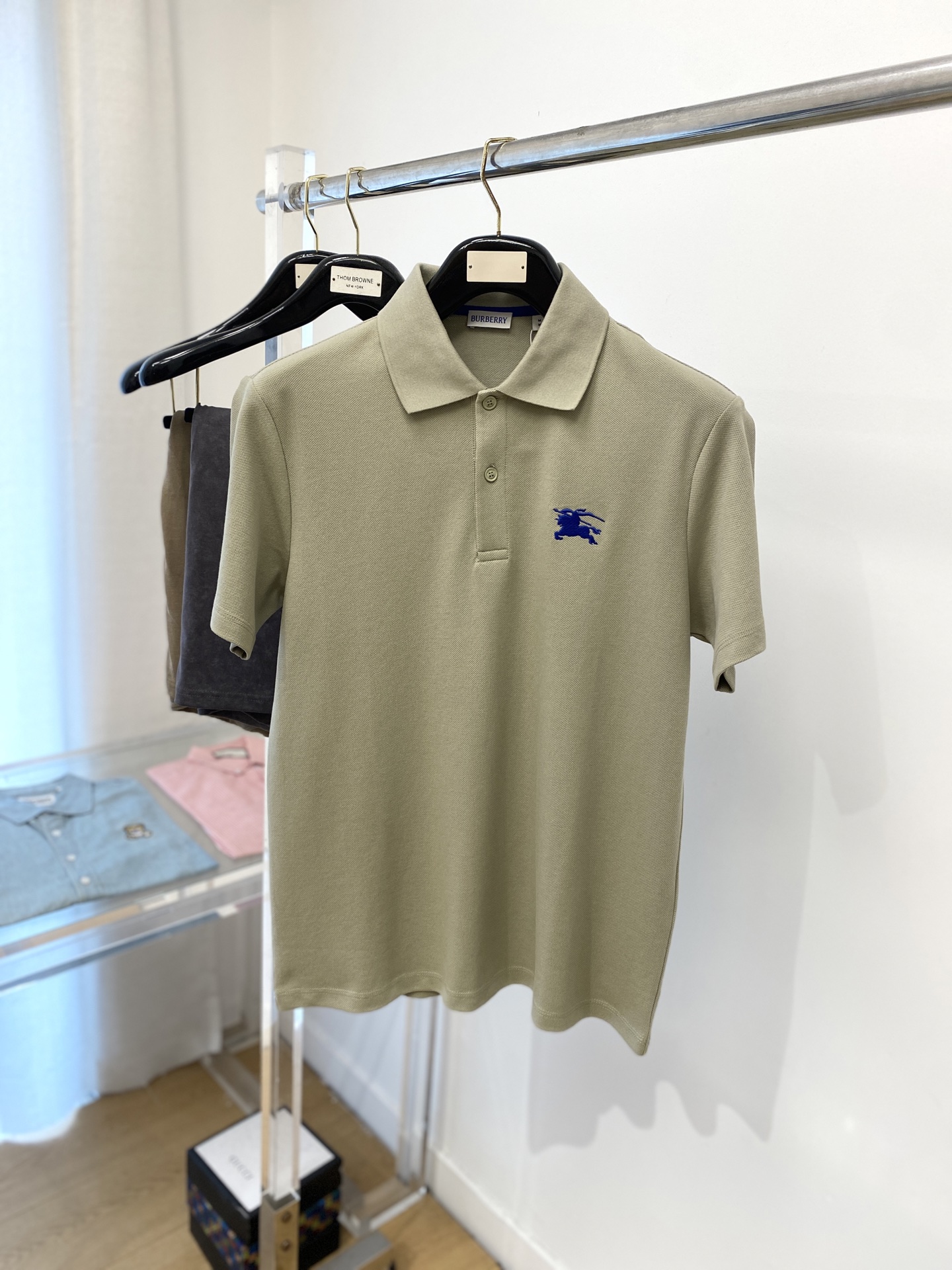 NO:152062,Burberry, 2025 new short-sleeved T-shirt, handsome and fashionable, exquisite embroidered pattern logo on the chest, simple and versatile style. Fabric cotton is not only crisp, maintains a fashionable silhouette, but also comfortable to wear, and the yarn is more delicate, S-XL, burberry, T-shirt, tees, t-shirt, alexander wang19860909巴宝莉、2025新品短袖T恤,帅气时尚,胸前精致刺绣图案logo,简约百搭款.面料棉 不仅挺括,保持潮流的廓形,又穿着舒适,纱织更细腻,码数S-XL,,burberry,T-shirt,tees，t-shirt,alexander wang,Men's clothing