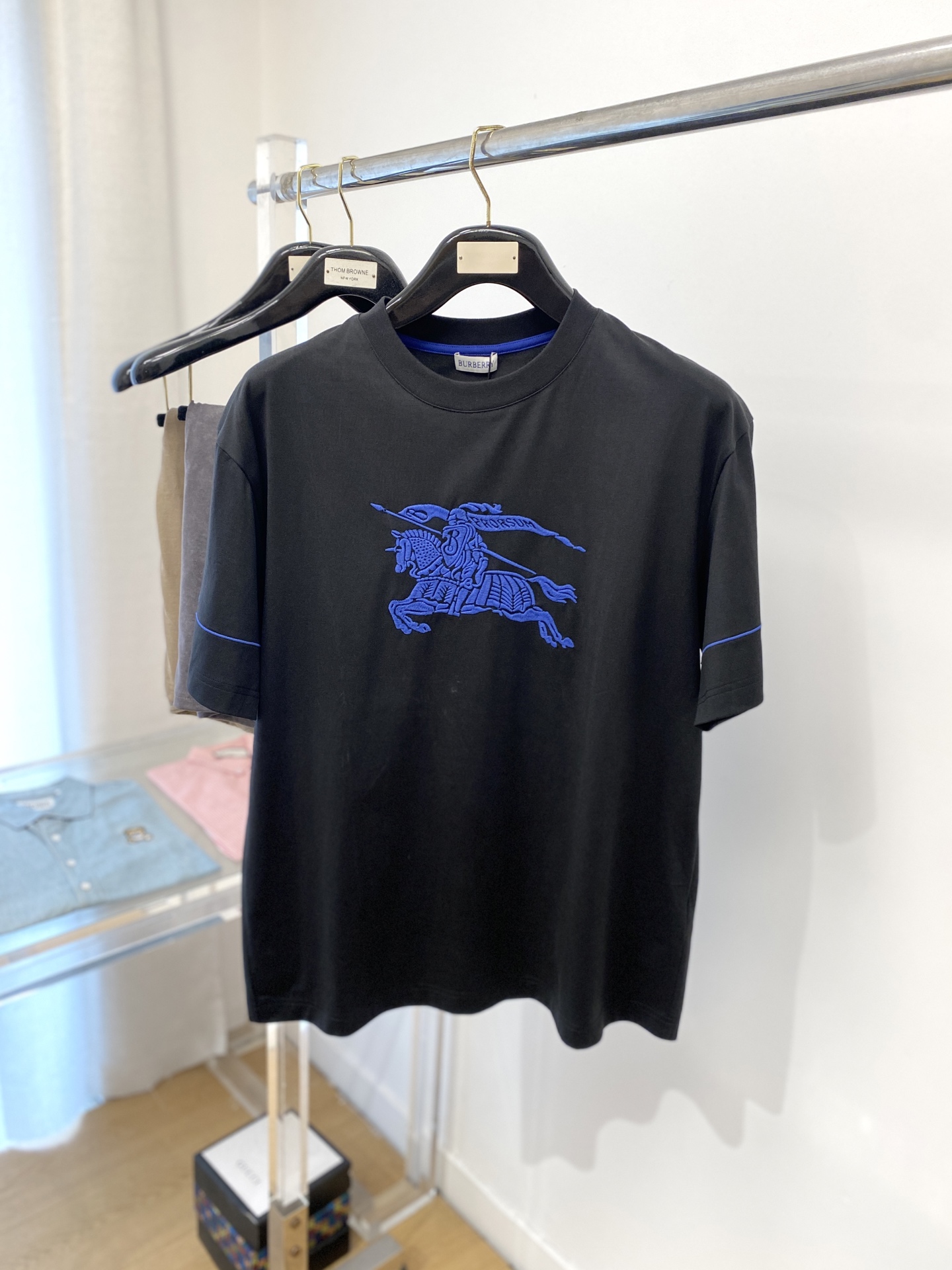 NO:152037,Burberry, 2025 new short-sleeved T-shirt, handsome and fashionable, exquisite embroidered pattern logo on the chest, simple and versatile style. Fabric cotton is not only crisp, maintains a fashionable silhouette, but also comfortable to wear, and the yarn is more delicate, the number M-3XL, burberry, T-shirt, tees, t-shirt, alexander wang19860909巴宝莉、2025新品短袖T恤,帅气时尚,胸口精致刺绣图案logo,简约百搭款.面料棉 不仅挺括,保持潮流的廓形,又穿着舒适,纱织更细腻,码数M-3XL,,burberry,T-shirt,tees，t-shirt,alexander wang,Men's clothing