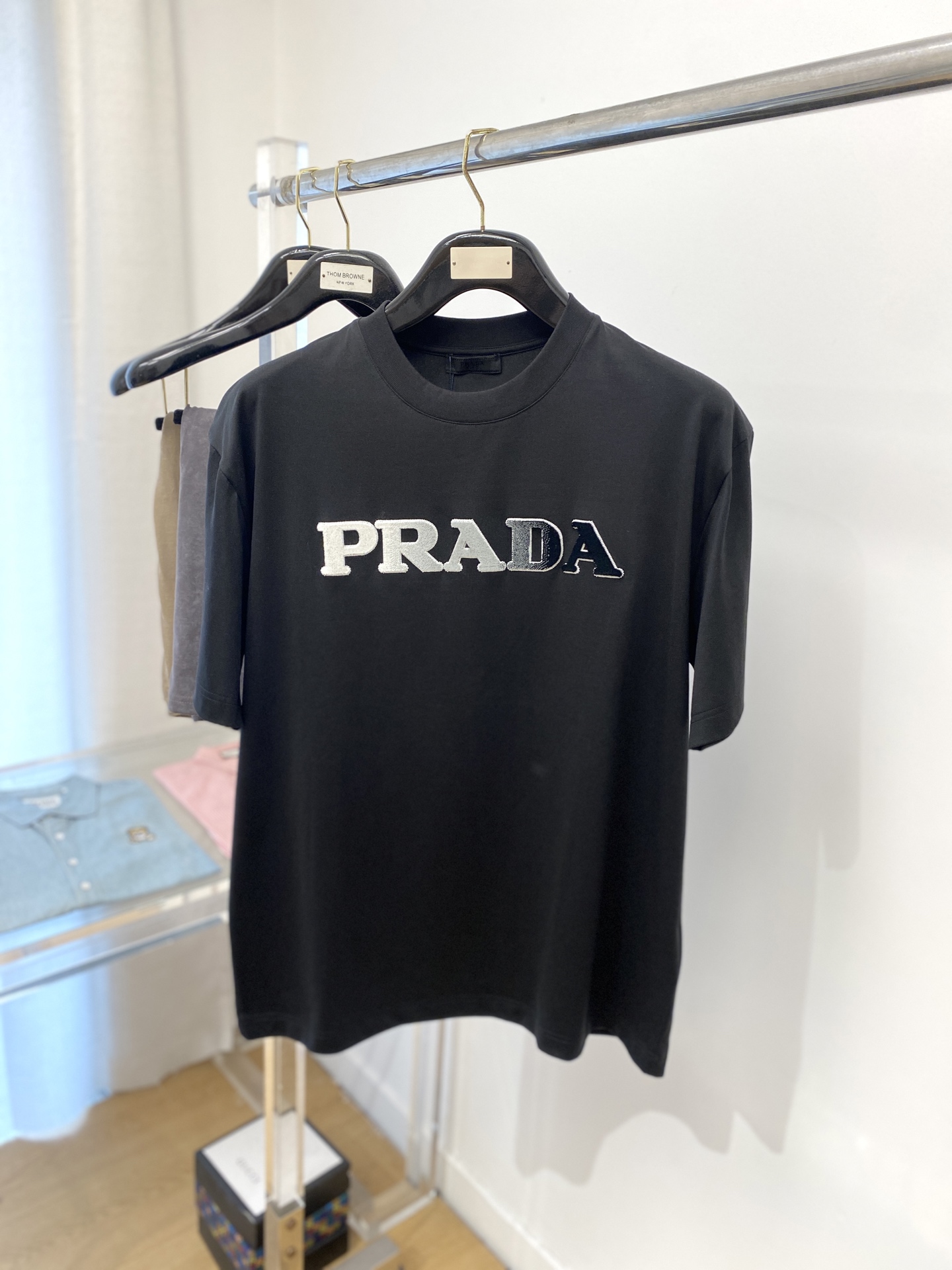 NO:152050,Prada, 2025 new short-sleeved T-shirt, handsome and fashionable, exquisite embroidered letter logo on the chest, simple and versatile style. The fabric cotton is not only crisp, maintains the trendy silhouette, but also comfortable to wear, and the yarn is more delicate, the number M-3XL, prada, T-shirt,tees, t-shirt,alexander wang19860909普拉达、2025新品短袖T恤,帅气时尚,胸口精致刺绣定织字母logo,简约百搭款.面料棉 不仅挺括,保持潮流的廓形,又穿着舒适,纱织更细腻,码数M-3XL,,prada,T-shirt,tees，t-shirt,alexander wang,Men's clothing