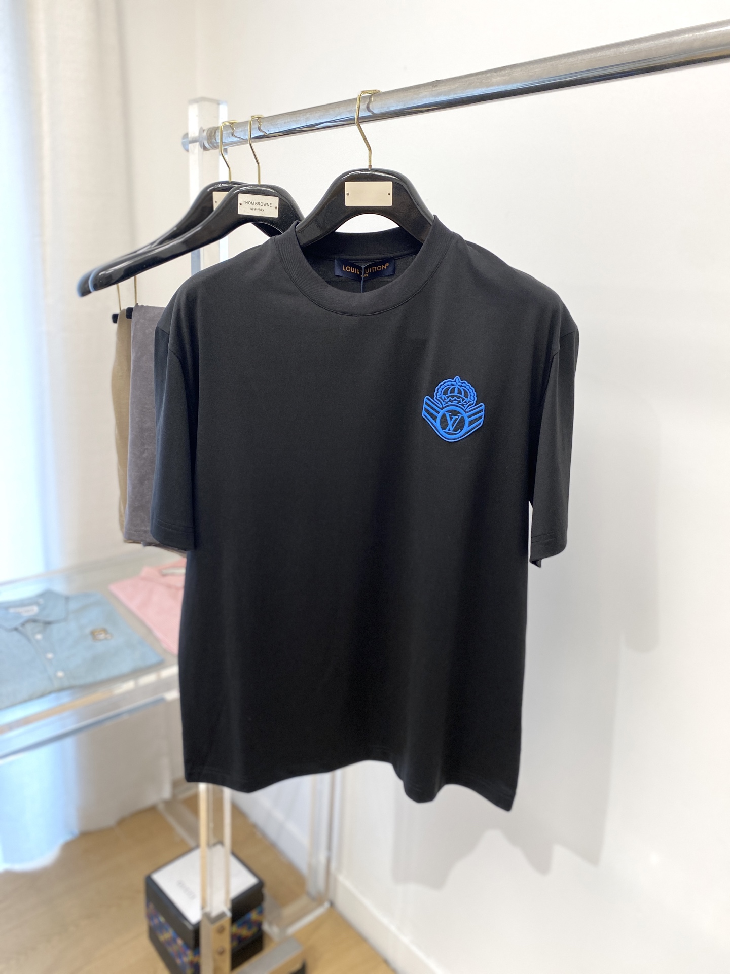 NO:152055,Louis Vuitton, 2025 new short-sleeved T-shirt, handsome and fashionable, exquisite embroidered pattern letter logo on the chest, simple and versatile style. Fabric cotton is not only crisp, maintains a fashionable silhouette, but also comfortable to wear, and the yarn is more delicate, the number M-3XL, louis vuitton, T-shirt, tees, t-shirt, alexander wang19860909路易威登、2025新品短袖T恤,帅气时尚,胸前精致刺绣图案字母logo,简约百搭款.面料棉 不仅挺括,保持潮流的廓形,又穿着舒适,纱织更细腻,码数M-3XL,,louis vuitton,T-shirt,tees，t-shirt,alexander wang,Men's clothing