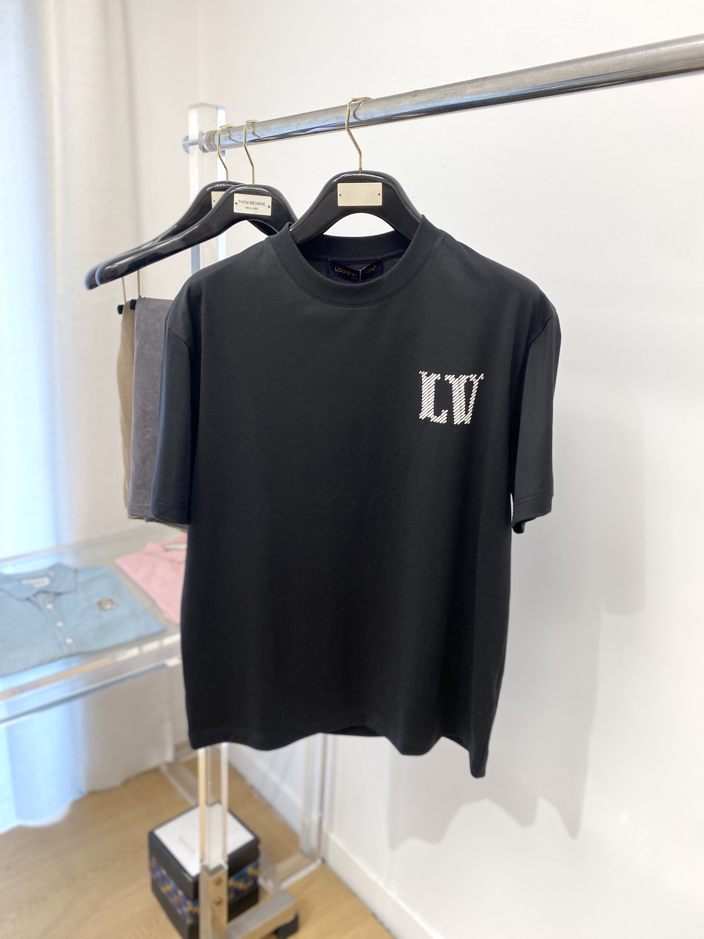 NO:152042,Louis Vuitton, 2025 new short-sleeved T-shirt, handsome and fashionable, top printed letter logo on the chest, simple and versatile style. Fabric cotton is not only crisp, maintains the trendy silhouette, but also comfortable to wear, and the yarn is more delicate, the number M-3XL, louis vuitton, T-shirt,tees, t-shirt,alexander wang19860909路易威登、2025新品短袖T恤,帅气时尚,胸前顶级印花字母logo,简约百搭款.面料棉 不仅挺括,保持潮流的廓形,又穿着舒适,纱织更细腻,码数M-3XL,,louis vuitton,T-shirt,tees，t-shirt,alexander wang,Men's clothing