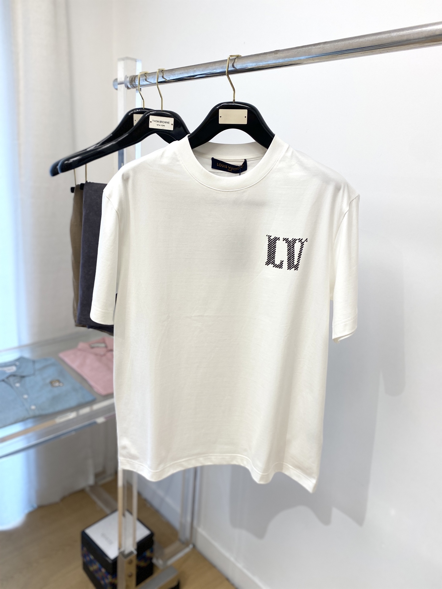 NO:152060,Louis Vuitton, 2025 new short-sleeved T-shirt, handsome and fashionable, top printed letter logo on the chest, simple and versatile style. Fabric cotton is not only crisp, maintains the trendy silhouette, but also comfortable to wear, and the yarn is more delicate, the number M-3XL, louis vuitton, T-shirt,tees, t-shirt,alexander wang19860909路易威登、2025新品短袖T恤,帅气时尚,胸前顶级印花字母logo,简约百搭款.面料棉 不仅挺括,保持潮流的廓形,又穿着舒适,纱织更细腻,码数M-3XL,,louis vuitton,T-shirt,tees，t-shirt,alexander wang,Men's clothing
