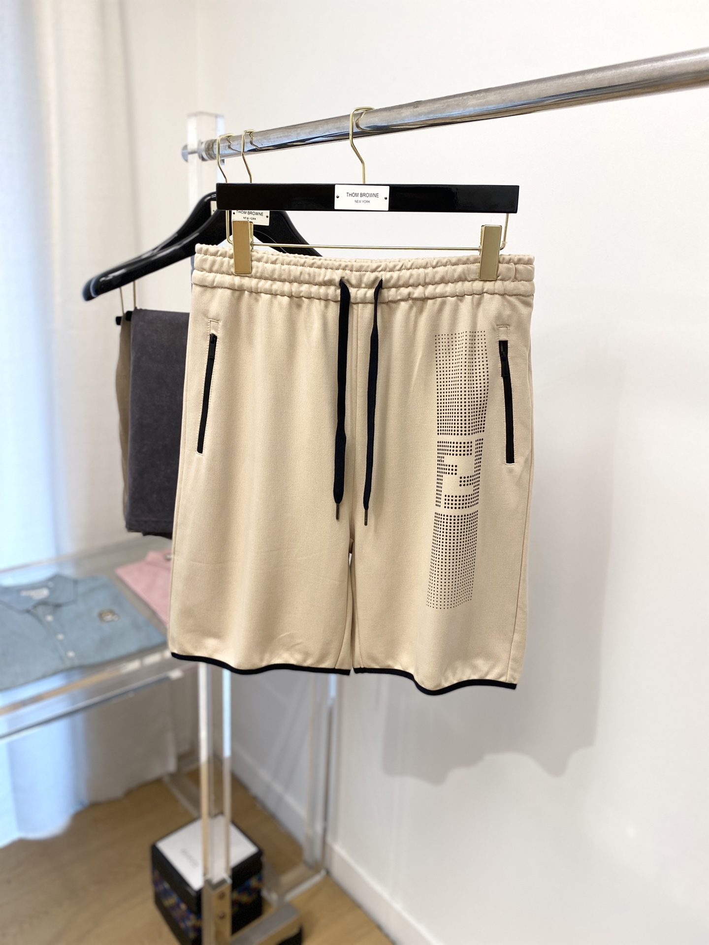 NO:152111,Fendi, 2025 hot casual shorts, high elasticity and slimming, simple and versatile, with fine workmanship, every needle can be seen with care, many celebrity celebrities love the most, lengthen the body proportions!  Micro-spin ^_^Comfortable fabric Details S-XL, fendi, shorts, alexander wang19860909芬迪、2025爆款休闲短裤 高弹显瘦必爆简约百搭爆款,做工精细,每一针都看得到用心,超多明星网红最爱 拉长身材比例哦！微弹 ^_^舒适面料 细节体码数S-XL,,fendi,shorts,alexander wang,Men's clothing