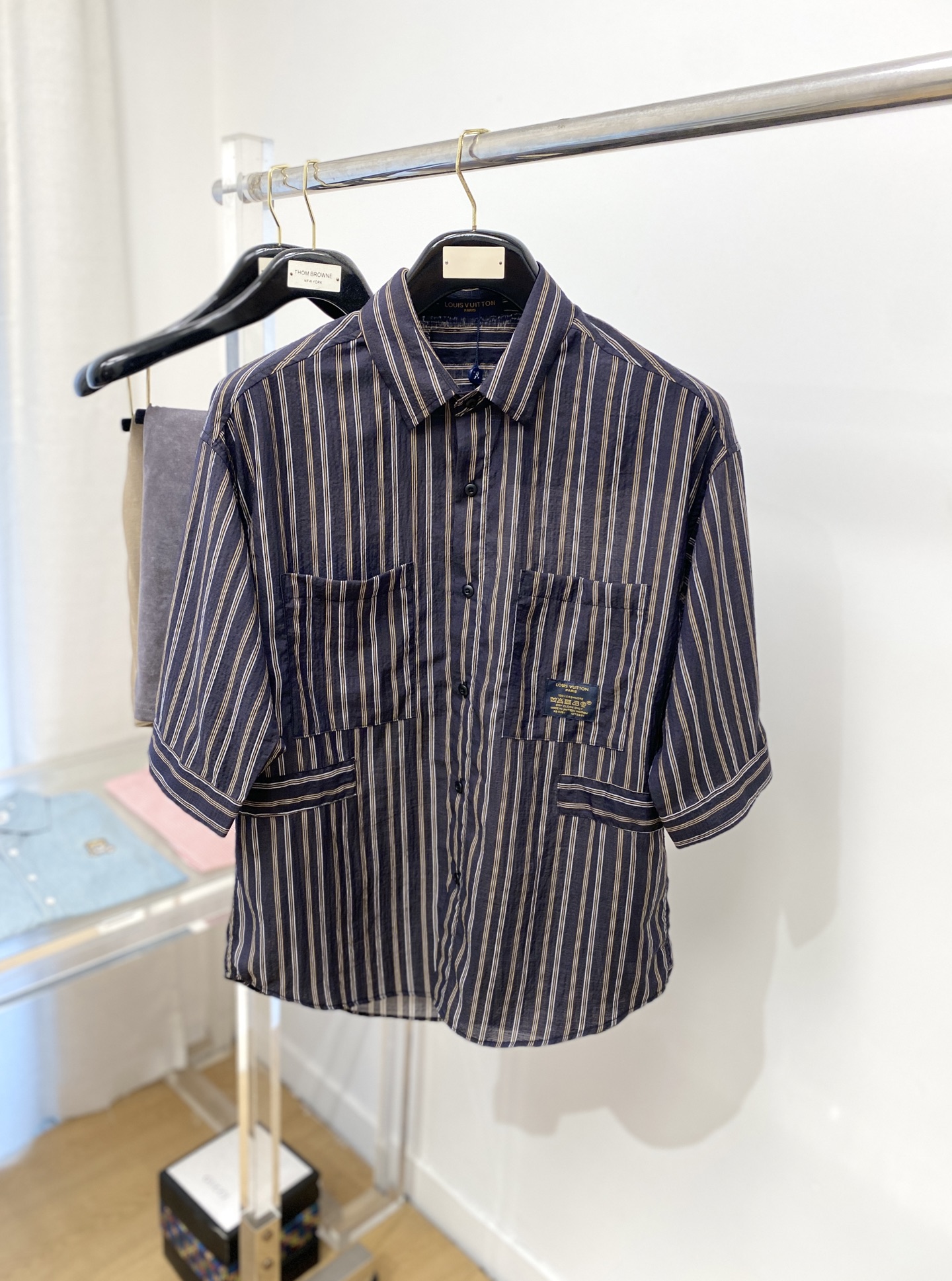 NO:152106,Louis Vuitton, 2025 new short-sleeved shirt, fashionable and handsome, simple and versatile, customized original fabric, not only crisp, maintains the trendy silhouette, and is comfortable to wear, and the yarn is more delicate, the number M-2XL, louis vuitton,shirts,T-shirt,alexander wang19860909路易威登、2025新品短袖衬衫,时尚帅气,简约百搭款,定制原版面料,不仅挺括,保持潮流的廓形,又穿着舒适,纱织更细腻,码数M-2XL,,louis vuitton,shirts,T-shirt,alexander wang,Men's clothing