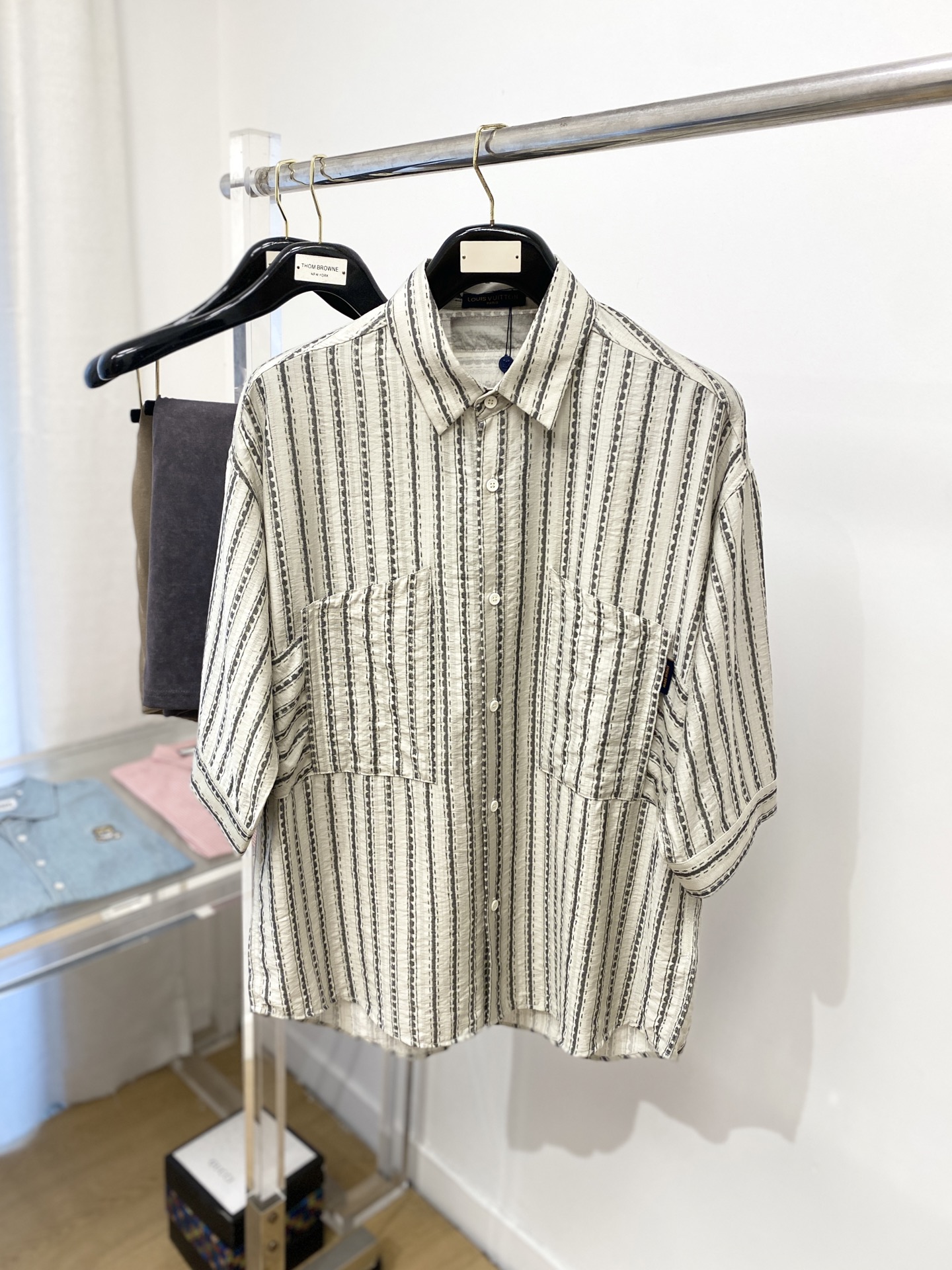 NO:152101,Louis Vuitton, 2025 new short-sleeved shirt, fashionable and handsome, simple and versatile, customized original fabric, not only crisp, maintains the trendy silhouette, and is comfortable to wear, and the yarn is more delicate, the number M-XXL, louis vuitton,shirts,T-shirt,alexander wang19860909路易威登、2025新品短袖衬衫,时尚帅气,简约百搭款,定制原版面料,不仅挺括,保持潮流的廓形,又穿着舒适,纱织更细腻,码数M-XXL,,louis vuitton,shirts,T-shirt,alexander wang,Men's clothing