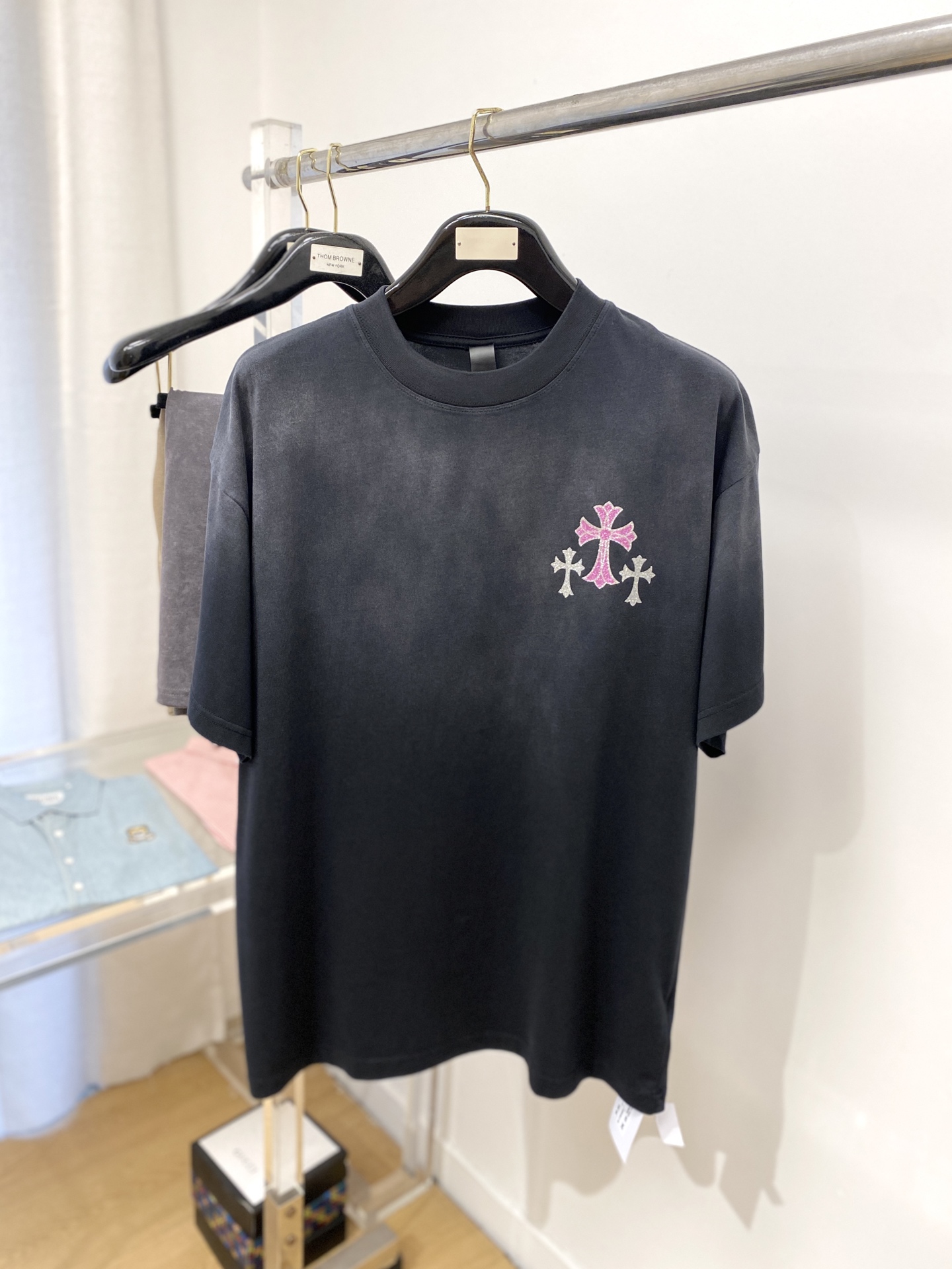 NO:152076,Croxin, 2025 new short-sleeved T-shirt, handsome and fashionable, top-grade glue-printed pattern logo on the chest, simple and versatile style. Fabric cotton is not only crisp, maintains a fashionable silhouette, but also comfortable to wear, and the yarn is more delicate, the number of codes XS-L, chrome hearts, T-shirt, tees, t-shirt, alexander wang19860909克罗心、2025新品短袖T恤,帅气时尚,胸前顶级印胶图案logo,简约百搭款.面料棉 不仅挺括,保持潮流的廓形,又穿着舒适,纱织更细腻,码数XS-L,,chrome hearts,T-shirt,tees，t-shirt,alexander wang,Men's clothing