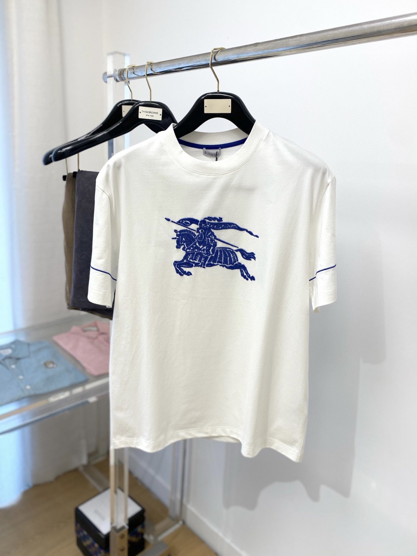 NO:152022,Burberry, 2025 new short-sleeved T-shirt, handsome and fashionable, exquisite embroidered pattern logo on the chest, simple and versatile style. Fabric cotton is not only crisp, maintains a fashionable silhouette, but also comfortable to wear, and the yarn is more delicate, the number M-3XL, burberry, T-shirt, tees, t-shirt, alexander wang19860909巴宝莉、2025新品短袖T恤,帅气时尚,胸口精致刺绣图案logo,简约百搭款.面料棉 不仅挺括,保持潮流的廓形,又穿着舒适,纱织更细腻,码数M-3XL,,burberry,T-shirt,tees，t-shirt,alexander wang,Men's clothing