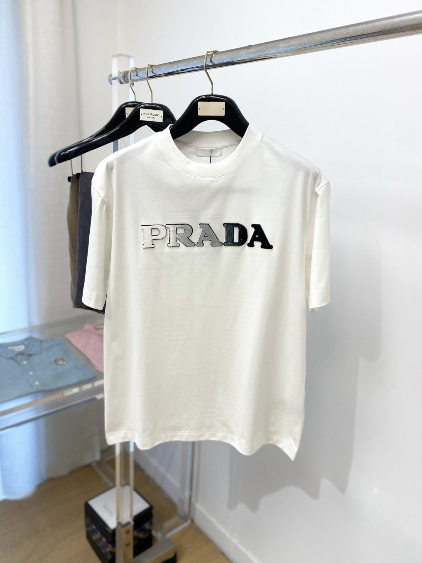 NO:152027,Prada, 2025 new short-sleeved T-shirt, handsome and fashionable, exquisite embroidered letter logo on the chest, simple and versatile style. The fabric cotton is not only crisp, maintains the trendy silhouette, but also comfortable to wear, and the yarn is more delicate, the number M-3XL, prada, T-shirt,tees, t-shirt,alexander wang19860909普拉达、2025新品短袖T恤,帅气时尚,胸口精致刺绣定织字母logo,简约百搭款.面料棉 不仅挺括,保持潮流的廓形,又穿着舒适,纱织更细腻,码数M-3XL,,prada,T-shirt,tees，t-shirt,alexander wang,Men's clothing