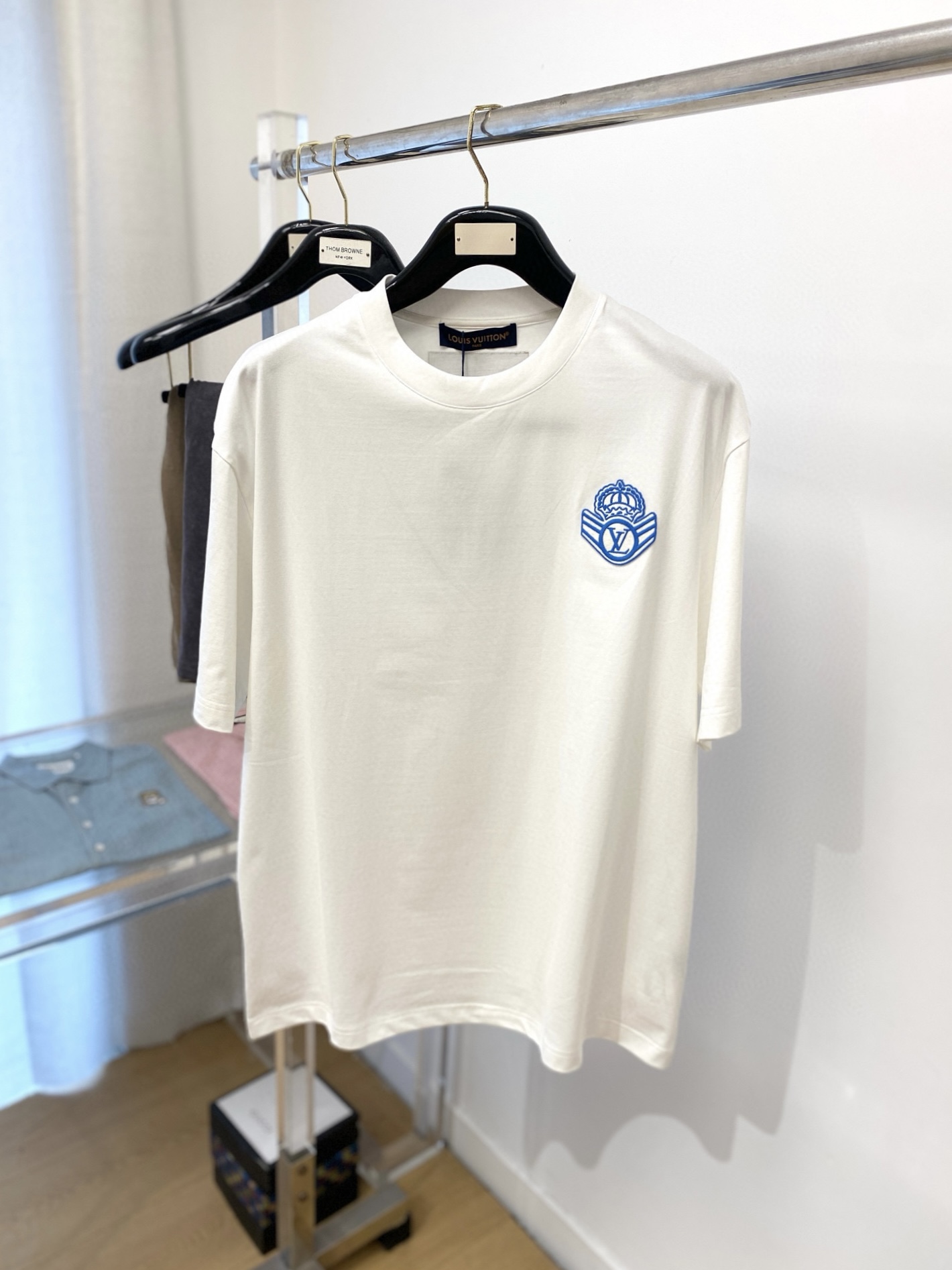 NO:152032,Louis Vuitton, 2025 new short-sleeved T-shirt, handsome and fashionable, exquisite embroidered pattern letter logo on the chest, simple and versatile style. Fabric cotton is not only crisp, maintains a fashionable silhouette, but also comfortable to wear, and the yarn is more delicate, the number M-3XL, louis vuitton, T-shirt, tees, t-shirt, alexander wang19860909路易威登、2025新品短袖T恤,帅气时尚,胸前精致刺绣图案字母logo,简约百搭款.面料棉 不仅挺括,保持潮流的廓形,又穿着舒适,纱织更细腻,码数M-3XL,,louis vuitton,T-shirt,tees，t-shirt,alexander wang,Men's clothing