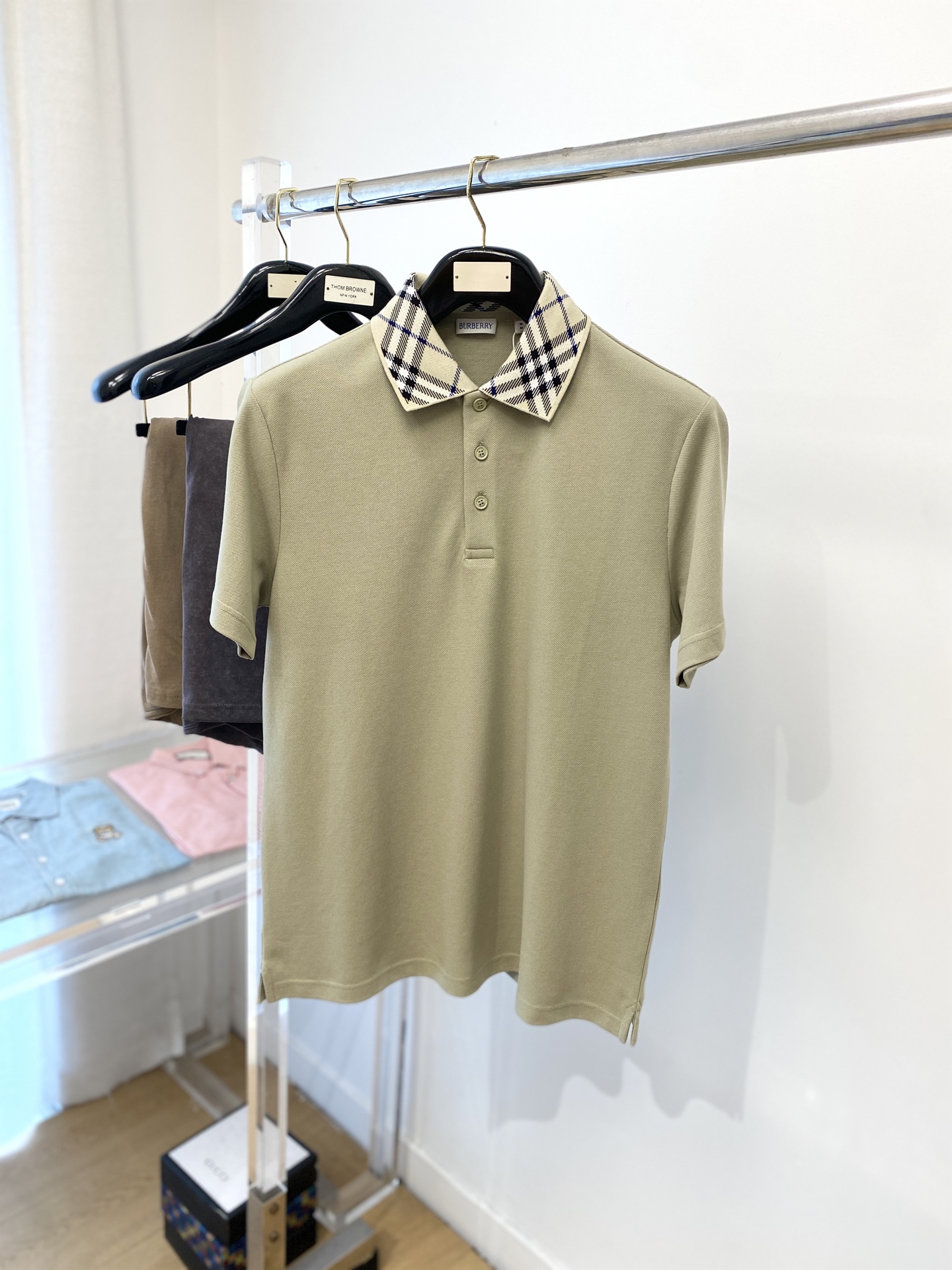 NO:154854,Burberry, 2025 new short-sleeved T-shirt, handsome and fashionable, classic Burberry webbing logo, simple and versatile style. Fabric cotton is not only crisp, maintains the trendy silhouette, but also comfortable to wear, and the yarn is more delicate, S-XL, burberry, T-shirt, tees, t-shirt, alexander wang19860909巴宝莉、2025新品短袖T恤,帅气时尚,衣领经典巴宝莉织带logo,简约百搭款.面料棉 不仅挺括,保持潮流的廓形,又穿着舒适,纱织更细腻,码数S-XL,,burberry,T-shirt,tees，t-shirt,alexander wang,Men's clothing