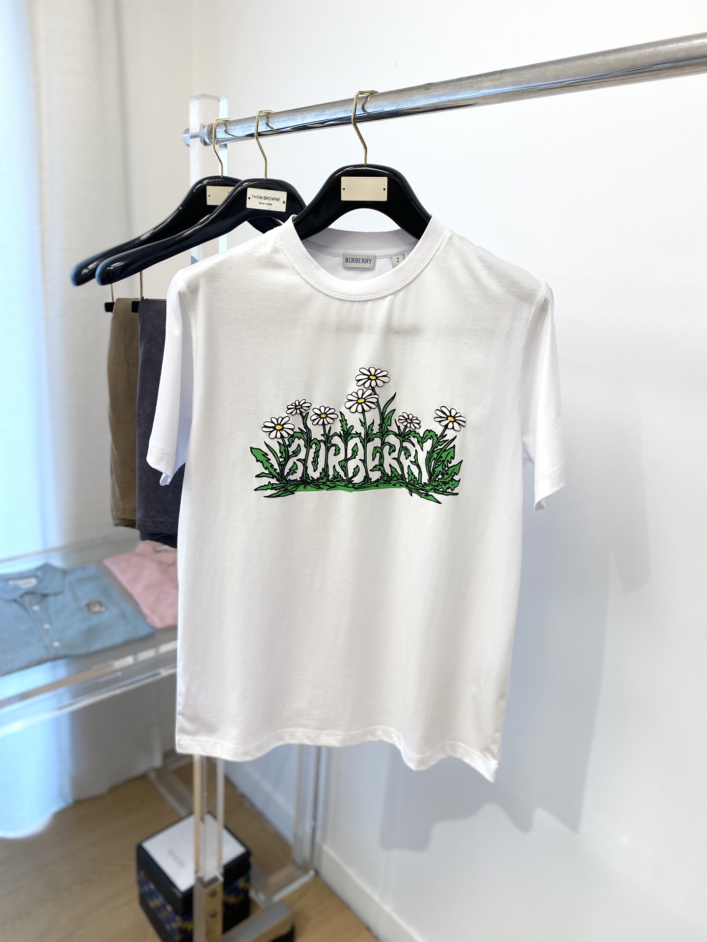 NO:154850,Burberry, 2025 new short-sleeved T-shirt, handsome and fashionable, chest foaming craftsmanship pattern letter logo, simple and versatile style. Fabric cotton is not only crisp, maintains a fashionable silhouette, but also comfortable to wear, and the yarn is more delicate, S-XL, burberry, T-shirt, tees, t-shirt, alexander wang19860909巴宝莉、2025新品短袖T恤,帅气时尚,胸前发泡工艺图案字母logo,简约百搭款.面料棉 不仅挺括,保持潮流的廓形,又穿着舒适,纱织更细腻,码数S-XL,,burberry,T-shirt,tees，t-shirt,alexander wang,Men's clothing