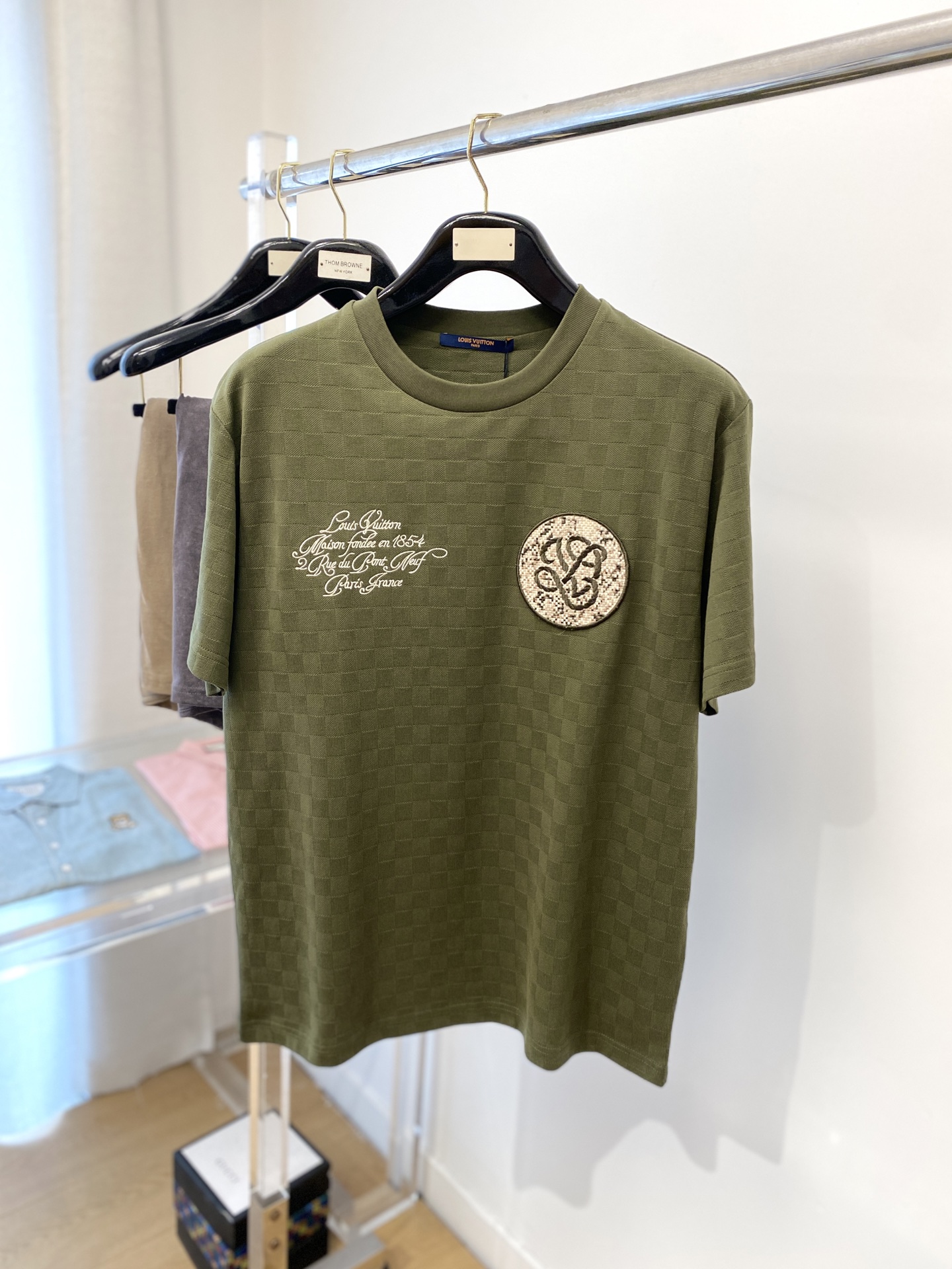 NO:154846,Louis Vuitton, 2025 new short-sleeved T-shirt, handsome and fashionable, exquisite embroidered letter logo on the chest, simple and versatile style. Fabric cotton is not only crisp, maintains the trendy silhouette, and is comfortable to wear, and the yarn is more delicate, S-XL, louis vuitton, T-shirt, tees, t-shirt, alexander wang19860909路易威登、2025新品短袖T恤,帅气时尚,胸前精致刺绣字母logo,简约百搭款.面料棉 不仅挺括,保持潮流的廓形,又穿着舒适,纱织更细腻,码数S-XL,,louis vuitton,T-shirt,tees，t-shirt,alexander wang,Men's clothing