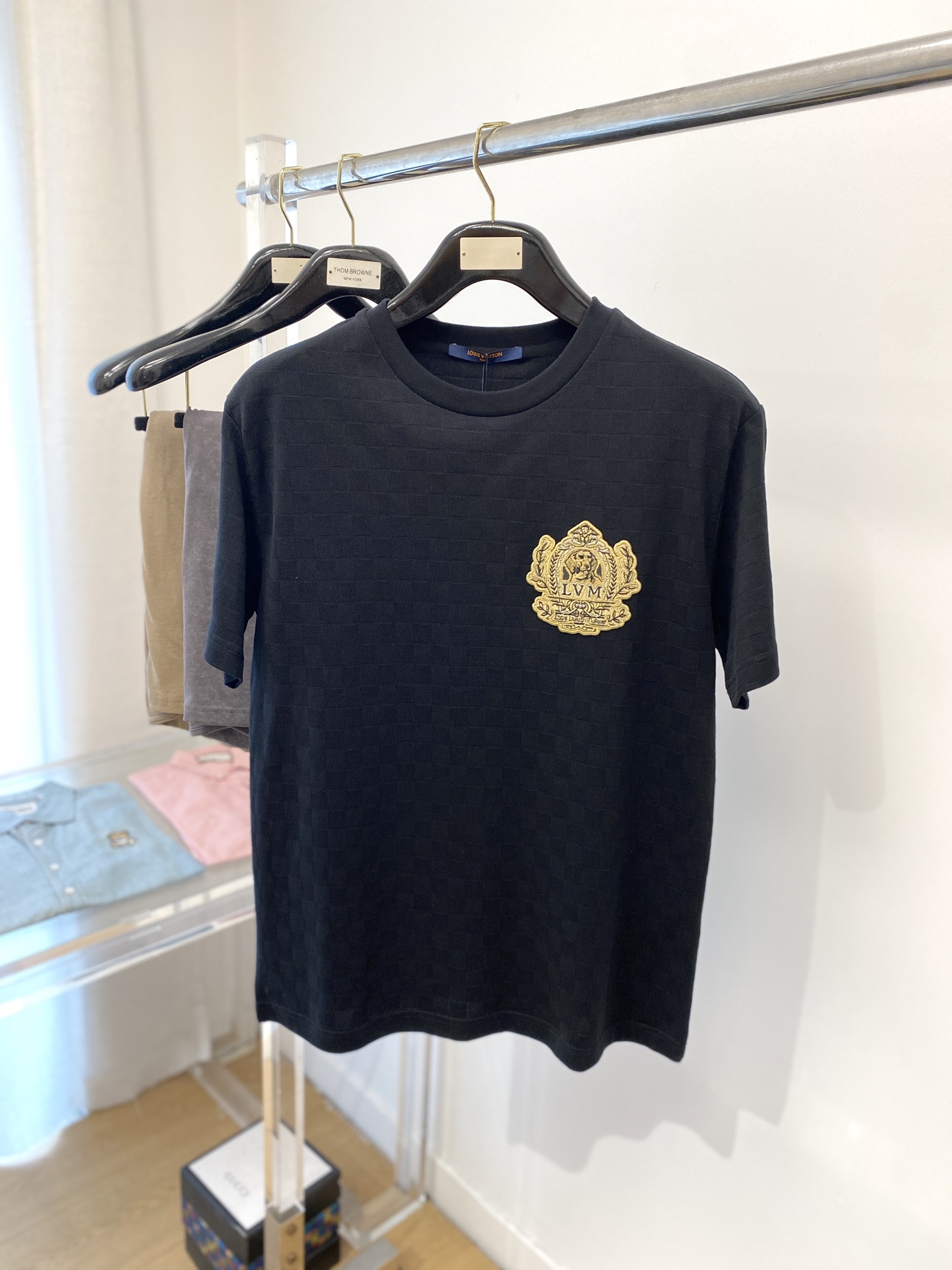 NO:154880,Louis Vuitton, 2025 new short-sleeved T-shirt, handsome and fashionable, exquisite embroidered pattern letter logo on the chest, simple and versatile style. Fabric cotton is not only crisp, maintains the trendy silhouette, and is also comfortable to wear, with more delicate yarn. S-XL, louis vuitton, T-shirt, tees, t-shirt, alexander wang19860909路易威登、2025新品短袖T恤,帅气时尚,胸前精致刺绣图案字母logo,简约百搭款.面料棉 不仅挺括,保持潮流的廓形,又穿着舒适,纱织更细腻,码数S-XL,,louis vuitton,T-shirt,tees，t-shirt,alexander wang,Men's clothing