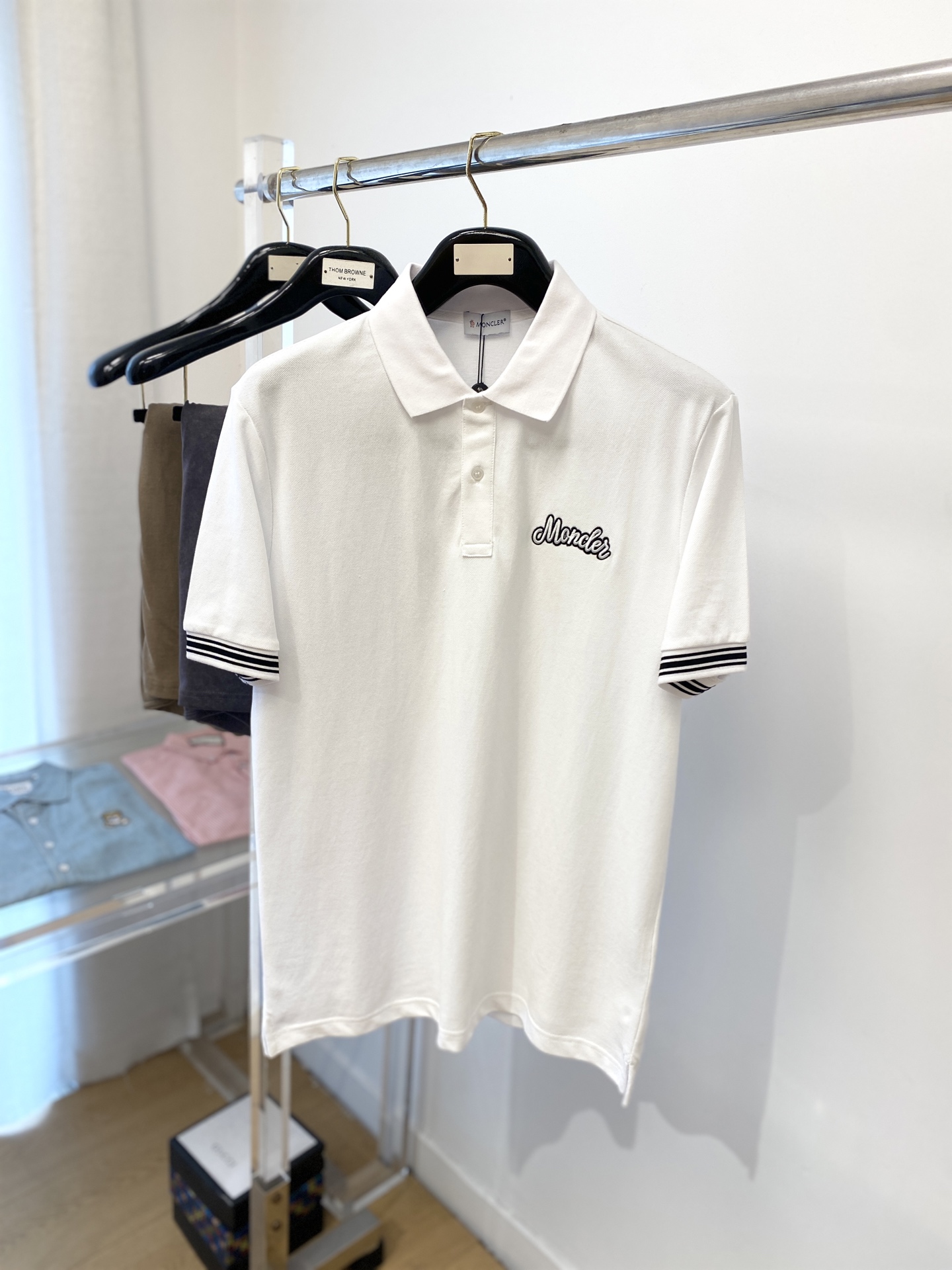 NO:152089,The masked mouth, 2025 new short-sleeved T-shirt, handsome and fashionable, exquisite embroidered letter logo on the chest, simple and versatile style. The fabric cotton is not only crisp, maintains the trendy silhouette, but also comfortable to wear, and the yarn is more delicate, S-XL, Moncler, T-shirt, tees, t-shirt, alexander wang19860909蒙口、2025新品短袖T恤,帅气时尚,胸前精致刺绣字母logo,简约百搭款.面料棉 不仅挺括,保持潮流的廓形,又穿着舒适,纱织更细腻,码数S-XL,,Moncler,T-shirt,tees，t-shirt,alexander wang,Men's clothing