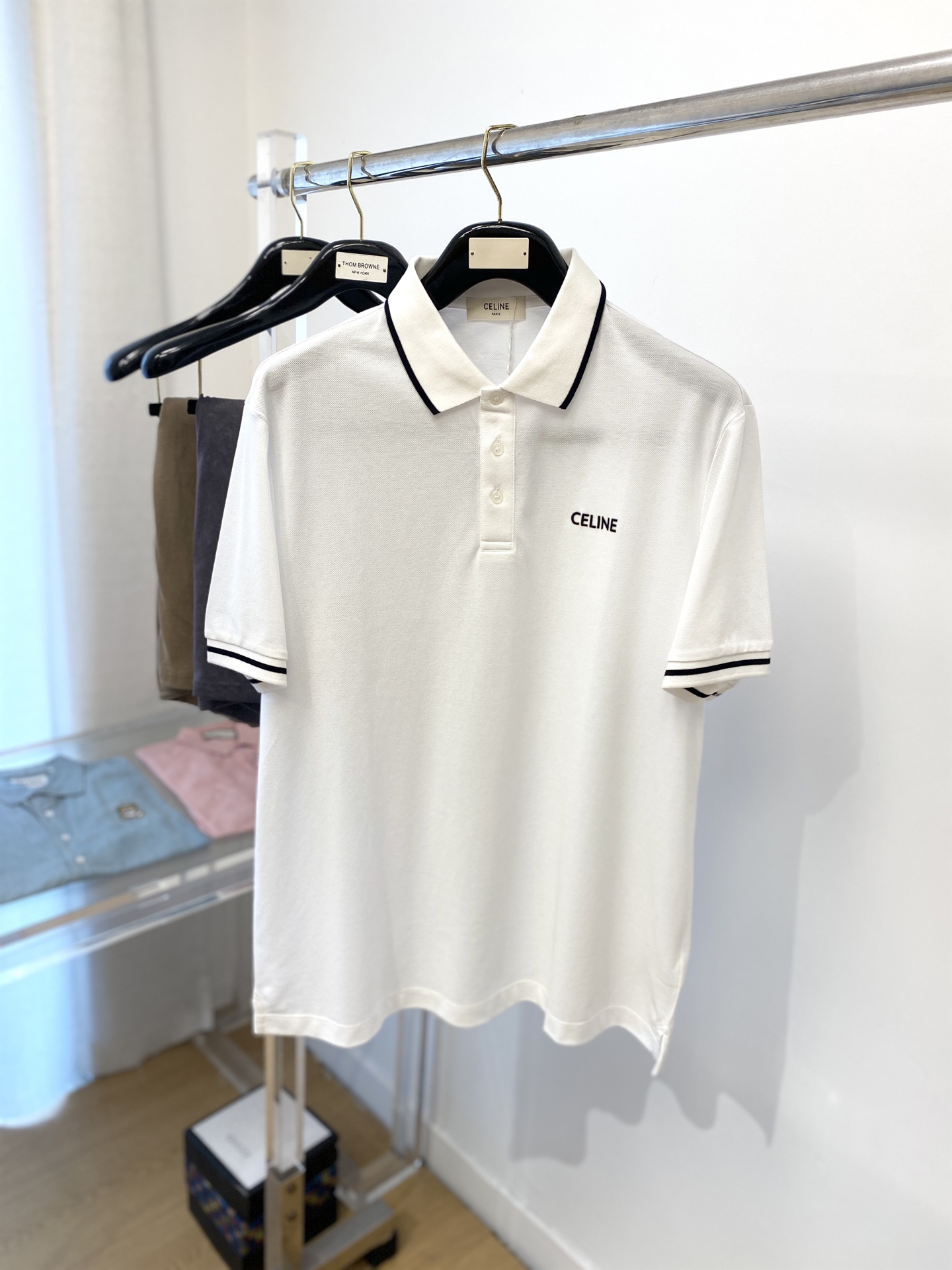 NO:152084,Celine, 2025 new short-sleeved T-shirt, handsome and fashionable, exquisite embroidered letter logo on the chest, simple and versatile style. Fabric cotton is not only crisp, maintains a fashionable silhouette, but also comfortable to wear, and the yarn is more delicate, the number of codes XS-L, celine, celine, T-shirt, tees, t-shirt, alexander wang19860909Celine 赛琳、2025新品短袖T恤,帅气时尚,胸前精致刺绣字母logo,简约百搭款.面料棉 不仅挺括,保持潮流的廓形,又穿着舒适,纱织更细腻,码数XS-L,,celine,celine,T-shirt,tees，t-shirt,alexander wang,Men's clothing