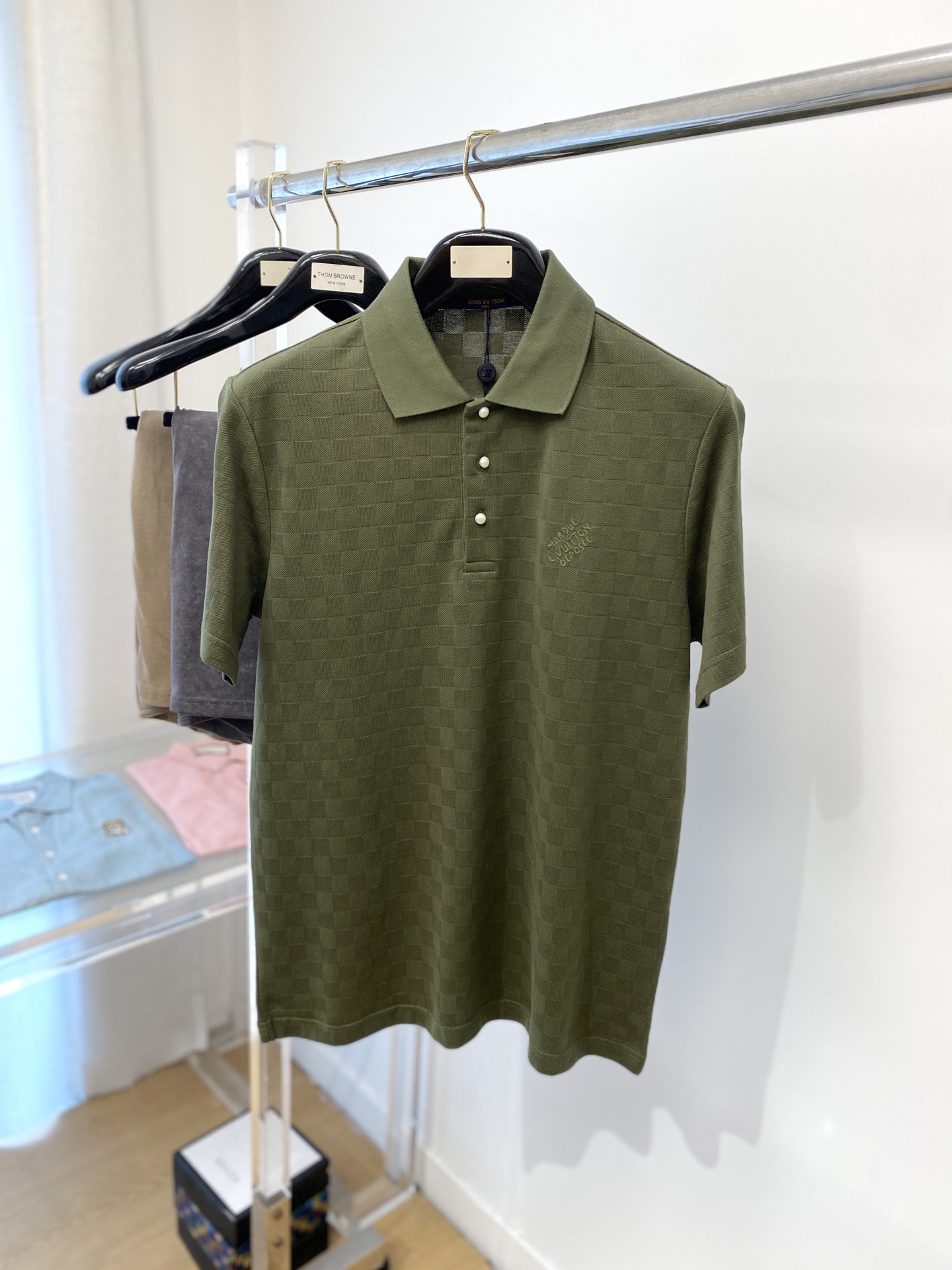 NO:152079,Louis Vuitton, 2025 new short-sleeved T-shirt, handsome and fashionable, exquisite embroidered letter logo on the chest, simple and versatile style. Fabric cotton is not only crisp, maintains a fashionable silhouette, but also comfortable to wear, and the yarn is more delicate, the number of codes XS-L P,,louis vuitton, T-shirt,tees, t-shirt,alexander wang19860909路易威登、2025新品短袖T恤,帅气时尚,胸前精致刺绣字母logo,简约百搭款.面料棉 不仅挺括,保持潮流的廓形,又穿着舒适,纱织更细腻,码数XS-L P,,louis vuitton,T-shirt,tees，t-shirt,alexander wang,Men's clothing