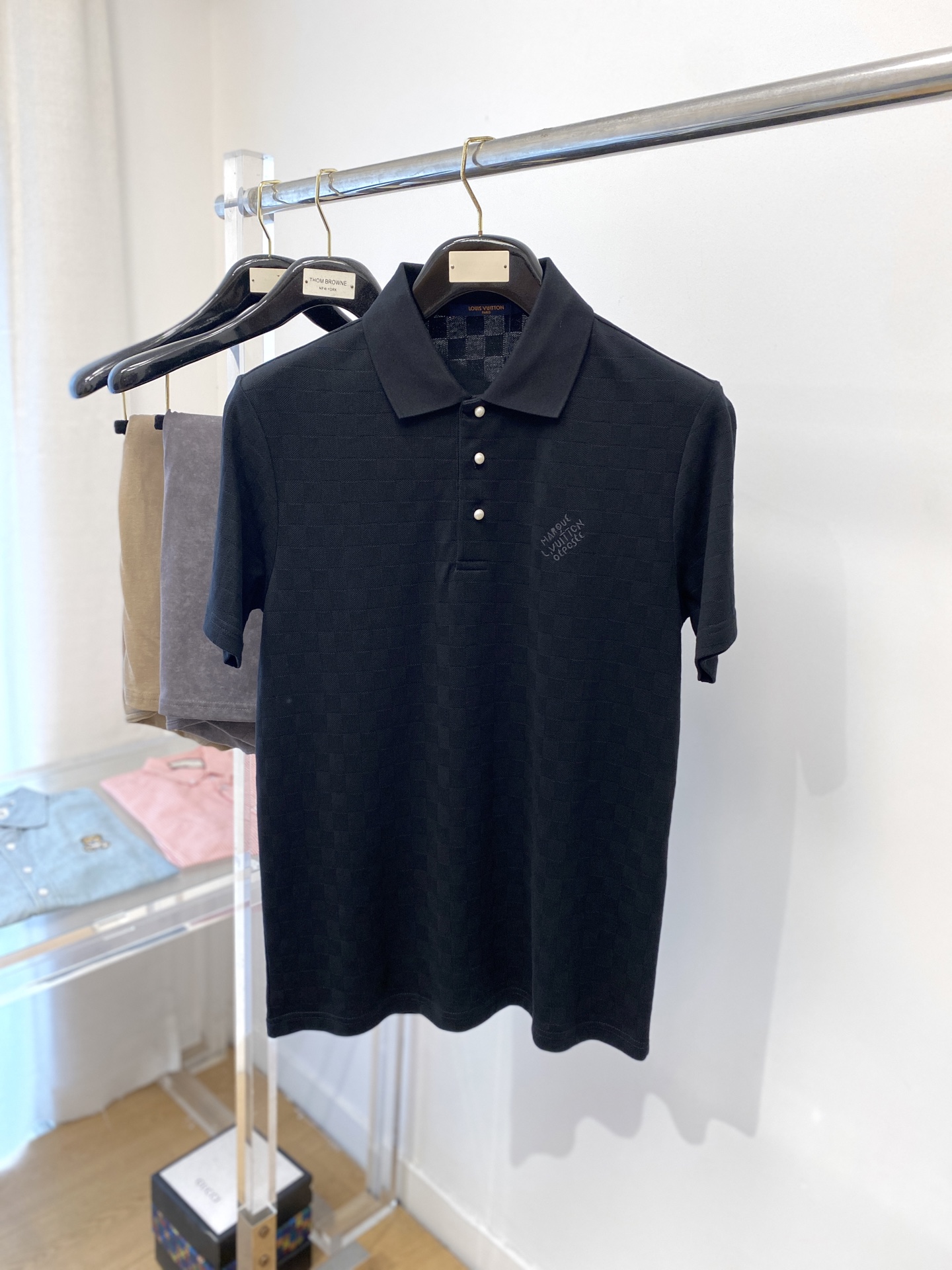 NO:152116,Louis Vuitton, 2025 new short-sleeved T-shirt, handsome and fashionable, exquisite embroidered letter logo on the chest, simple and versatile style. Fabric cotton is not only crisp, maintains the trendy silhouette, but also comfortable to wear, and the yarn is more delicate, the number XS-L,,louis vuitton, T-shirt,tees, t-shirt,alexander wang19860909路易威登、2025新品短袖T恤,帅气时尚,胸前精致刺绣字母logo,简约百搭款.面料棉 不仅挺括,保持潮流的廓形,又穿着舒适,纱织更细腻,码数XS-L,,louis vuitton,T-shirt,tees，t-shirt,alexander wang,Men's clothing