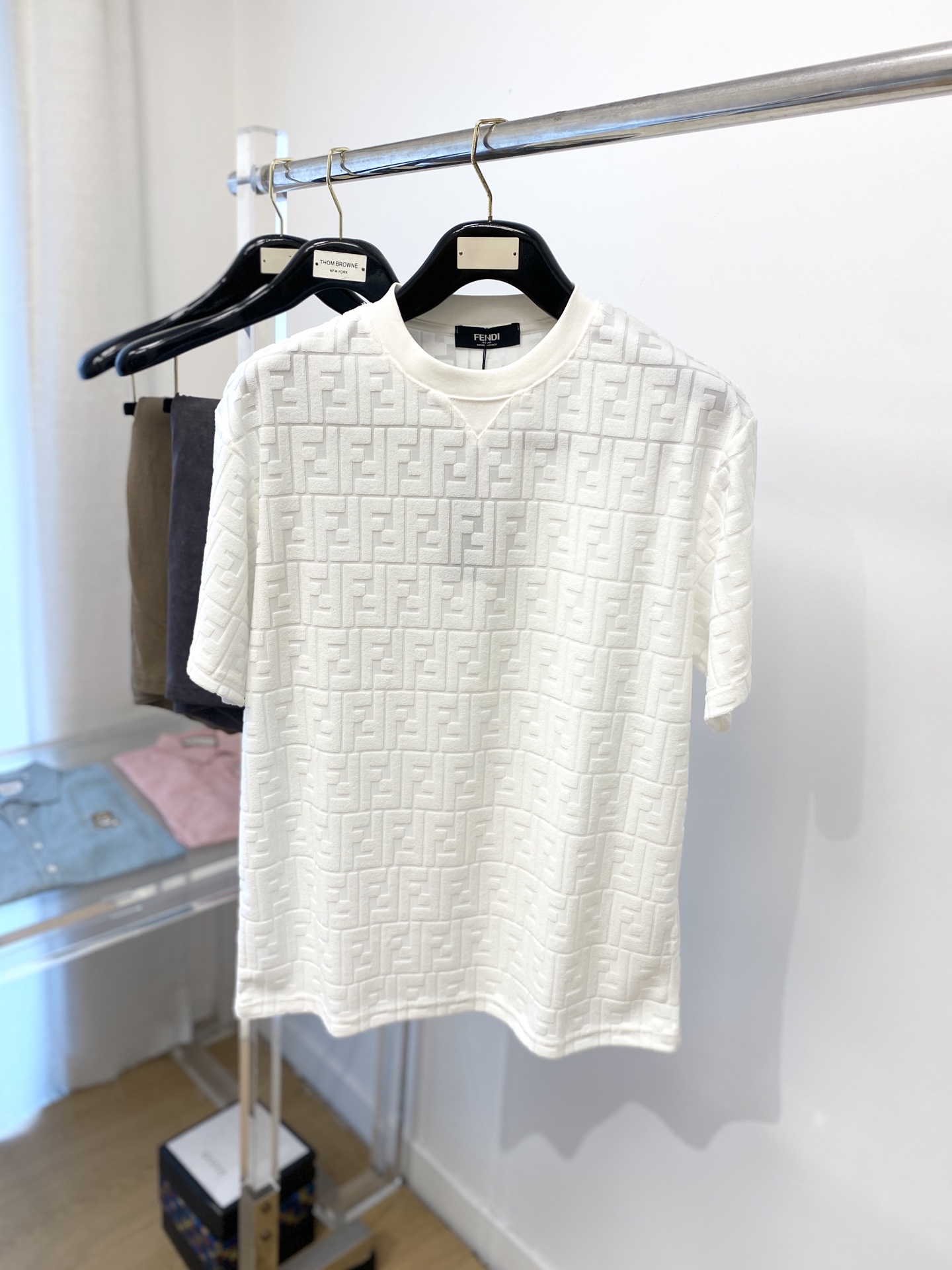 NO:152114,Fendi, 2025 new short-sleeved T-shirt, handsome and fashionable, top-level digital positioning and woven letter logo, simple and versatile style. Fabric cotton is not only crisp, maintains the trendy silhouette, but also comfortable to wear, and the yarn is more delicate, S-L, fendi, T-shirt, tees, t-shirt, alexander wang19860909芬迪、2025新品短袖T恤,帅气时尚,顶级数码定位定织字母logo,简约百搭款.面料棉 不仅挺括,保持潮流的廓形,又穿着舒适,纱织更细腻,码数S-L,,fendi,T-shirt,tees，t-shirt,alexander wang,Men's clothing