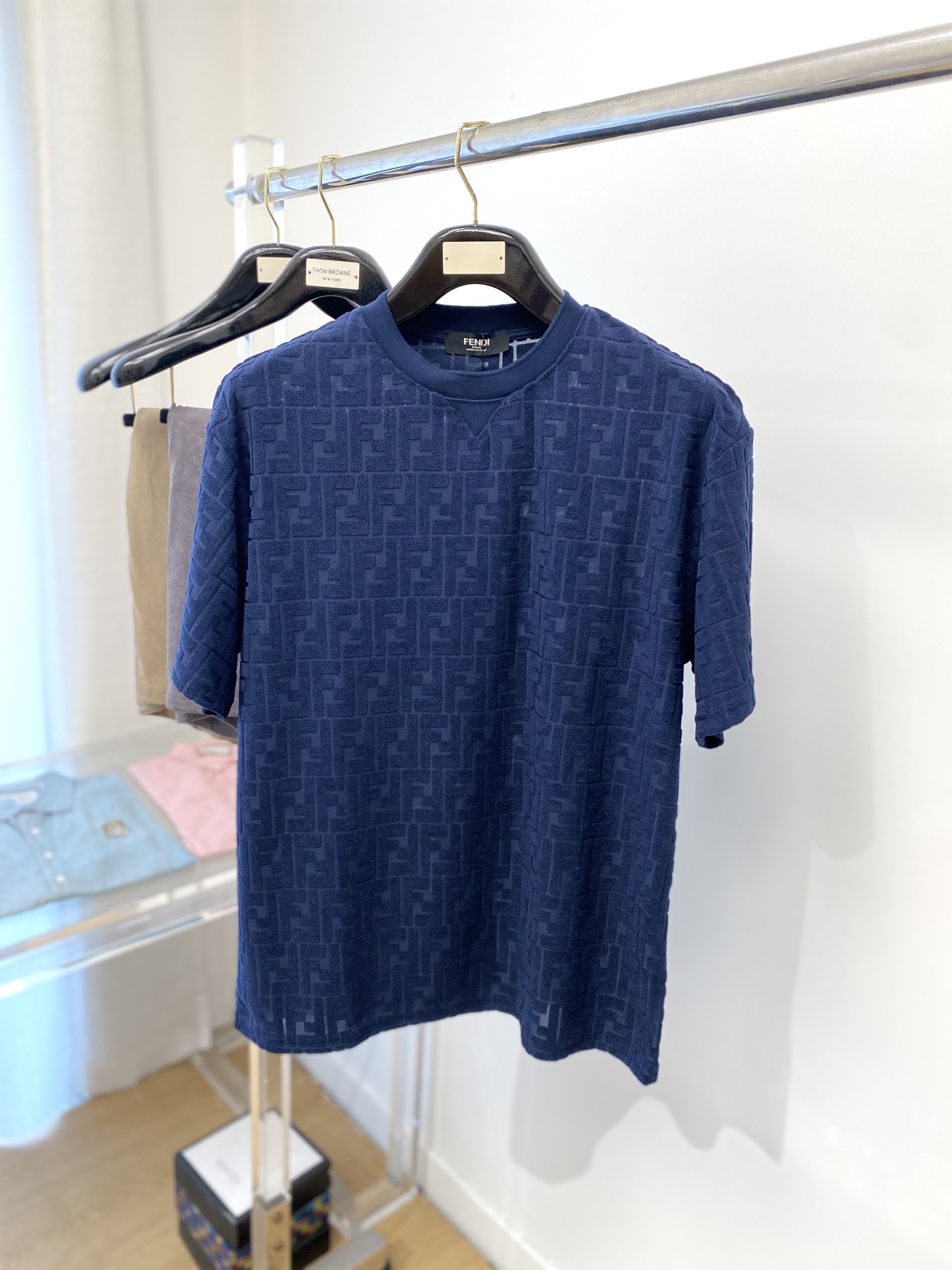 NO:152110,Fendi, 2025 new short-sleeved T-shirt, handsome and fashionable, top-level digital positioning and woven letter logo, simple and versatile style. Fabric cotton is not only crisp, maintains the trendy silhouette, but also comfortable to wear, and the yarn is more delicate, S-L,,fendi, T-shirt,tees, t-shirt,alexander wang19860909芬迪、2025新品短袖T恤,帅气时尚,顶级数码定位定织字母logo,简约百搭款.面料棉 不仅挺括,保持潮流的廓形,又穿着舒适,纱织更细腻,码数S- L,,fendi,T-shirt,tees，t-shirt,alexander wang,Men's clothing